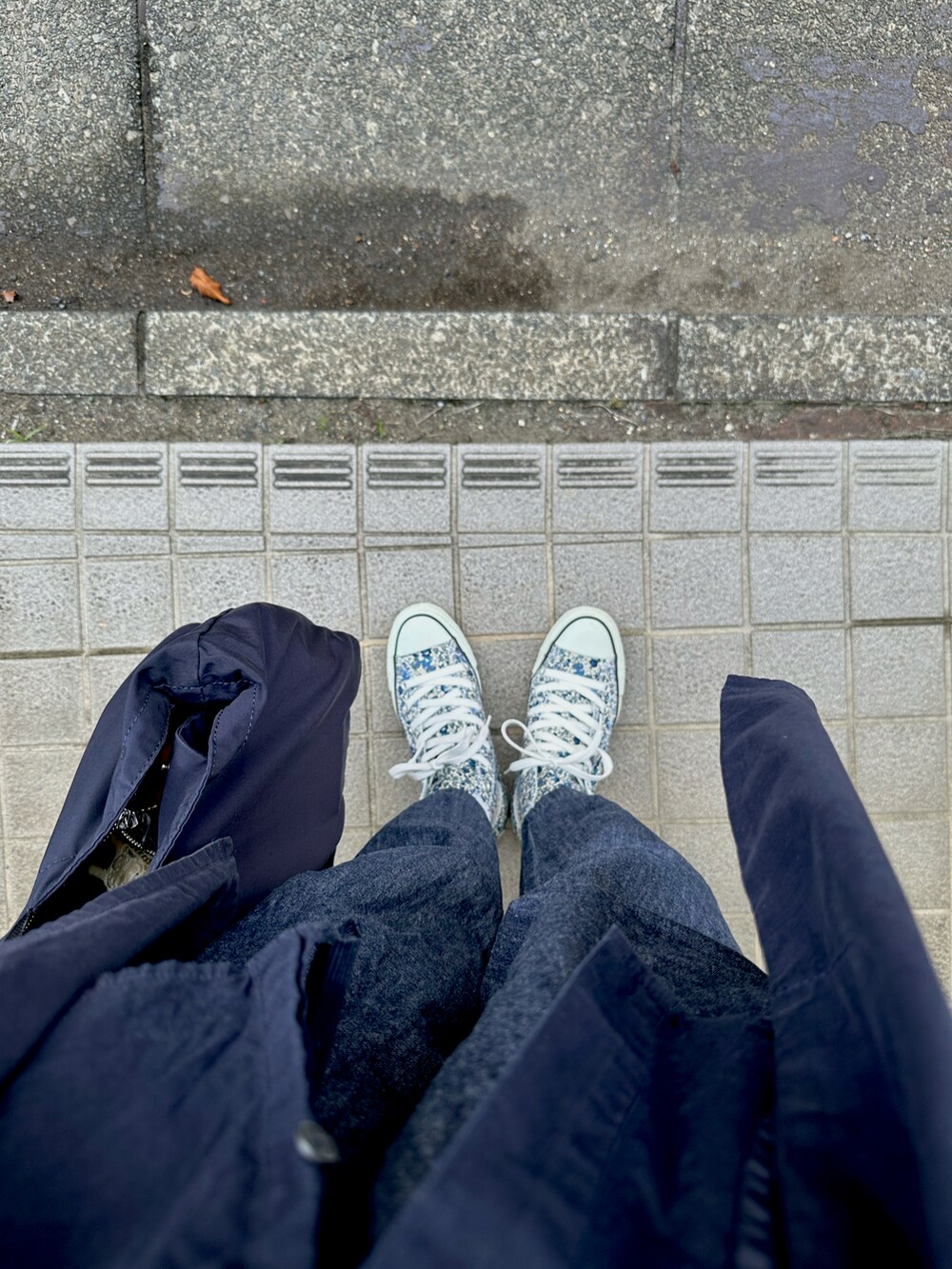 ブルー系のシャツ/ブラウス、ブルー系のデニムパンツ、ブルー系のステンカラーコートを着用したレディースの秋コーディネートの2枚目の写真