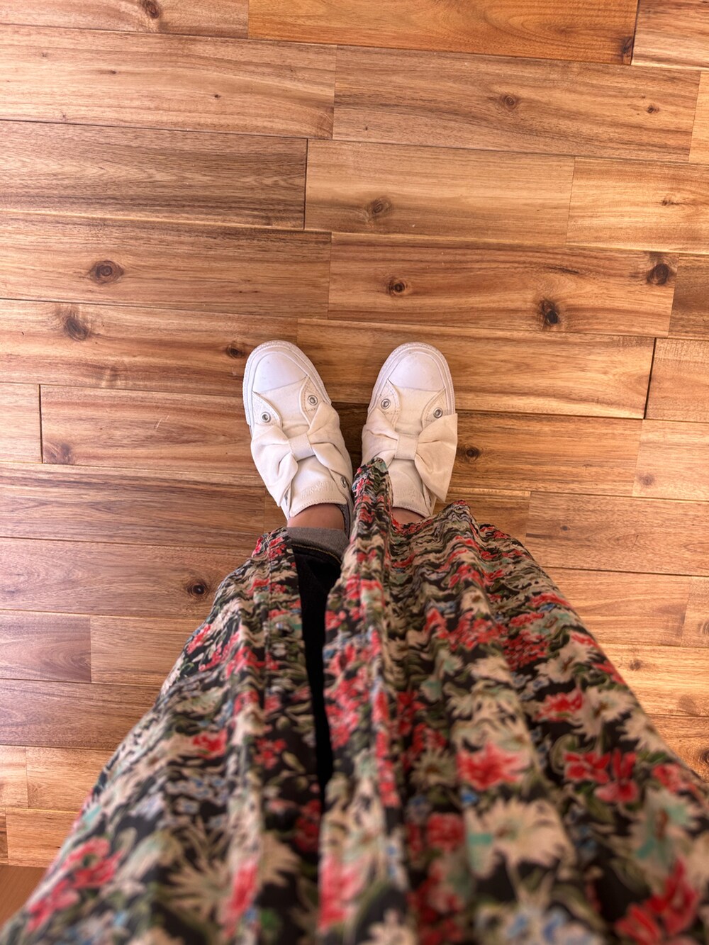 その他のワンピース、ブルー系のデニムパンツ、ホワイト系のスニーカーを着用したレディースの夏コーディネートの2枚目の写真