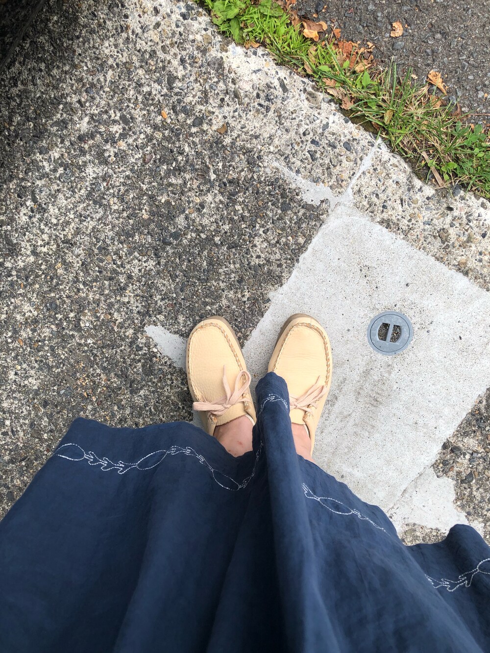 ホワイト系のシャツ/ブラウス、イエロー系のTシャツ/カットソー、ブルー系のスカートを着用したレディースの夏コーディネートの2枚目の写真