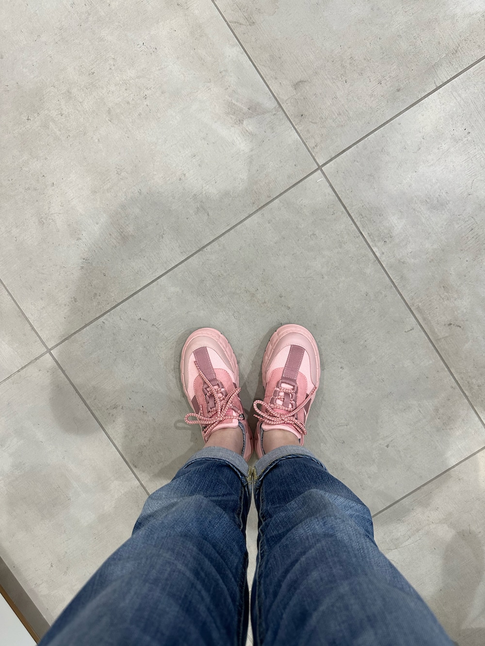 その他のシャツ/ブラウス、その他のカーディガン/ボレロ、ブルー系のデニムパンツを着用したレディースの夏コーディネートの2枚目の写真