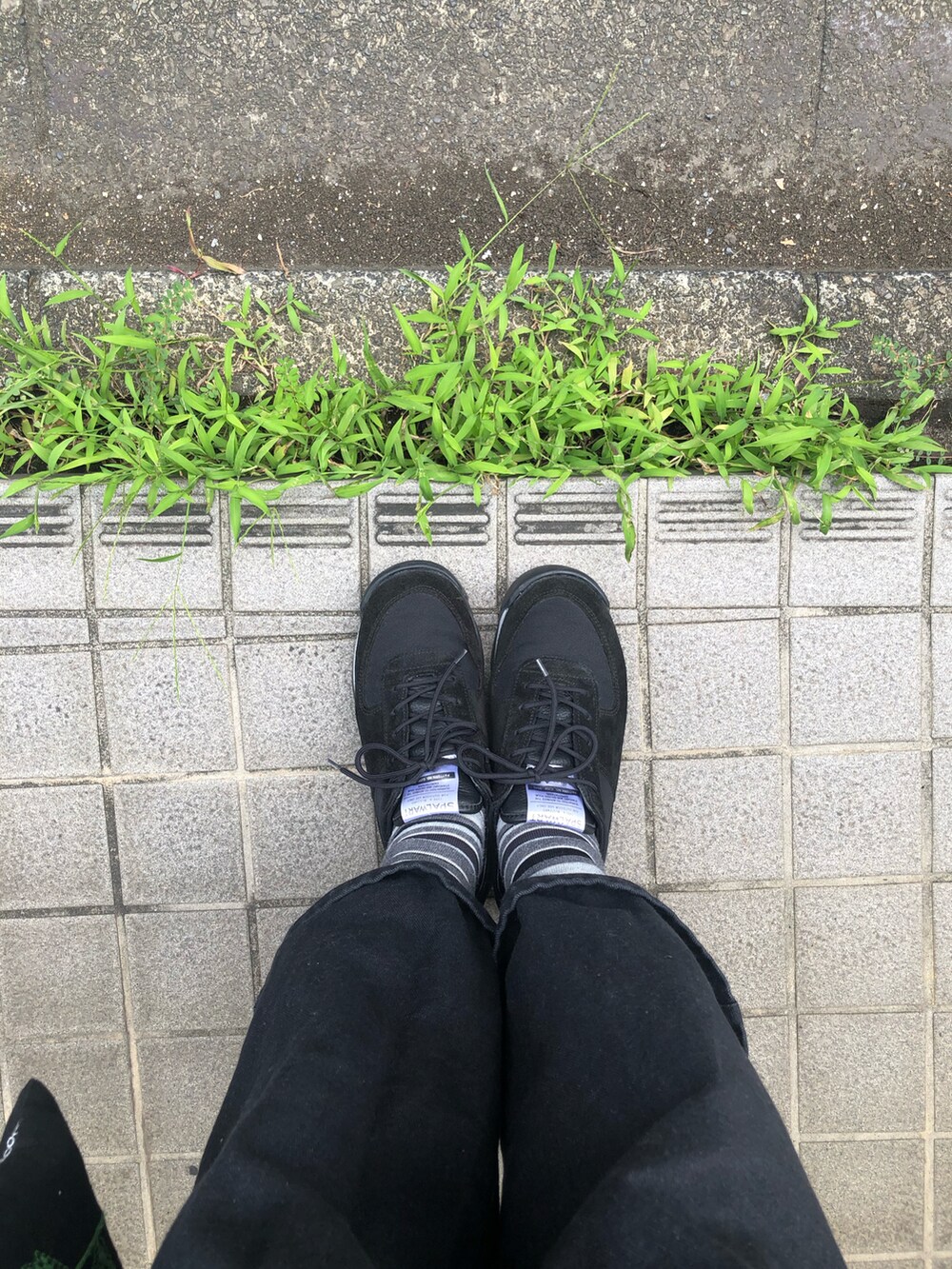 ブラック系のTシャツ/カットソー、ブラック系のカーディガン/ボレロ、ブラック系のデニムパンツを着用したレディースの秋コーディネートの2枚目の写真