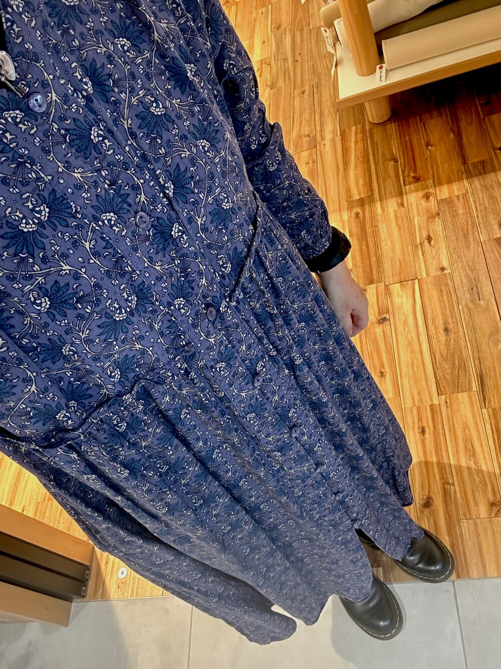 ブラック系のTシャツ/カットソー、ブルー系のワンピース、ブルー系のデニムパンツを着用したレディースの冬コーディネートの2枚目の写真