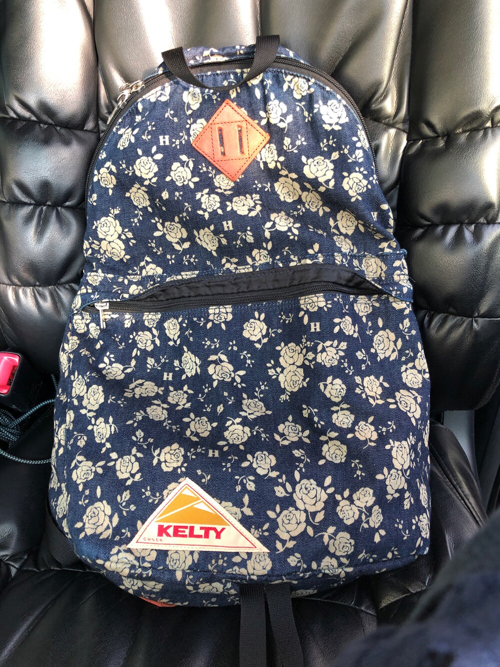 ブルー系のTシャツ/カットソー、その他のカーディガン/ボレロ、ブルー系のデニムパンツを着用したレディースの春コーディネートの3枚目の写真