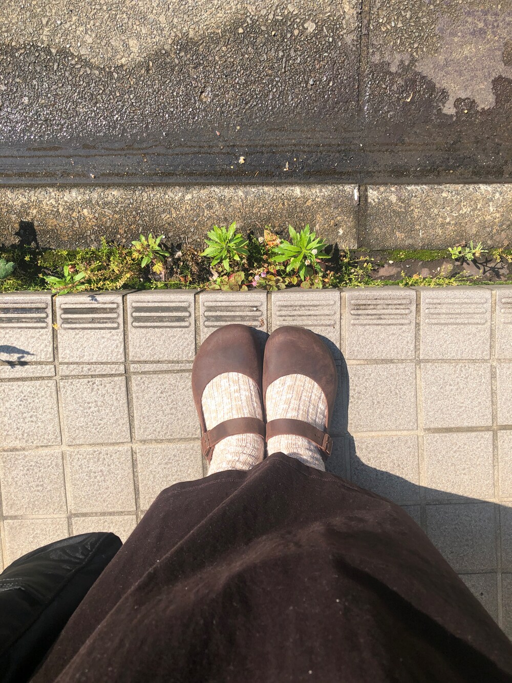 ブラウン系のワンピース、ブラウン系のカーディガン/ボレロ、ブラウン系のシューズを着用したレディースの春コーディネートの2枚目の写真