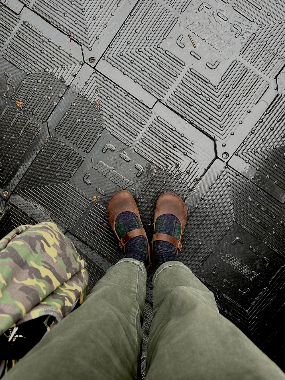 ブラウン系のシャツ/ブラウス、ブラウン系のカーディガン/ボレロ、グリーン系のその他パンツを着用したレディースの春コーディネートの2枚目の写真