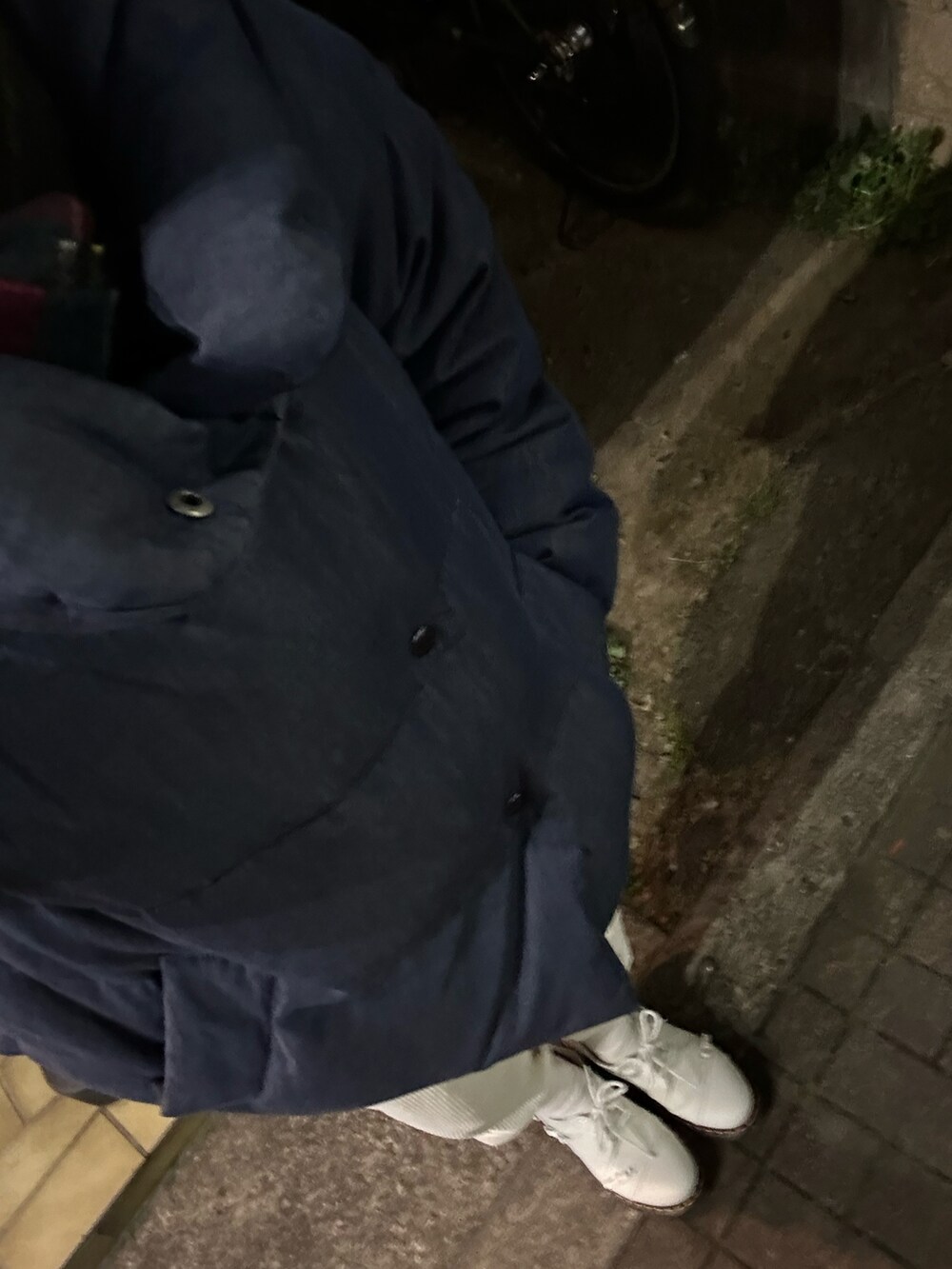 ブルー系のTシャツ/カットソー、ブルー系のカーディガン/ボレロ、ホワイト系のパンツを着用したレディースの冬コーディネートの2枚目の写真