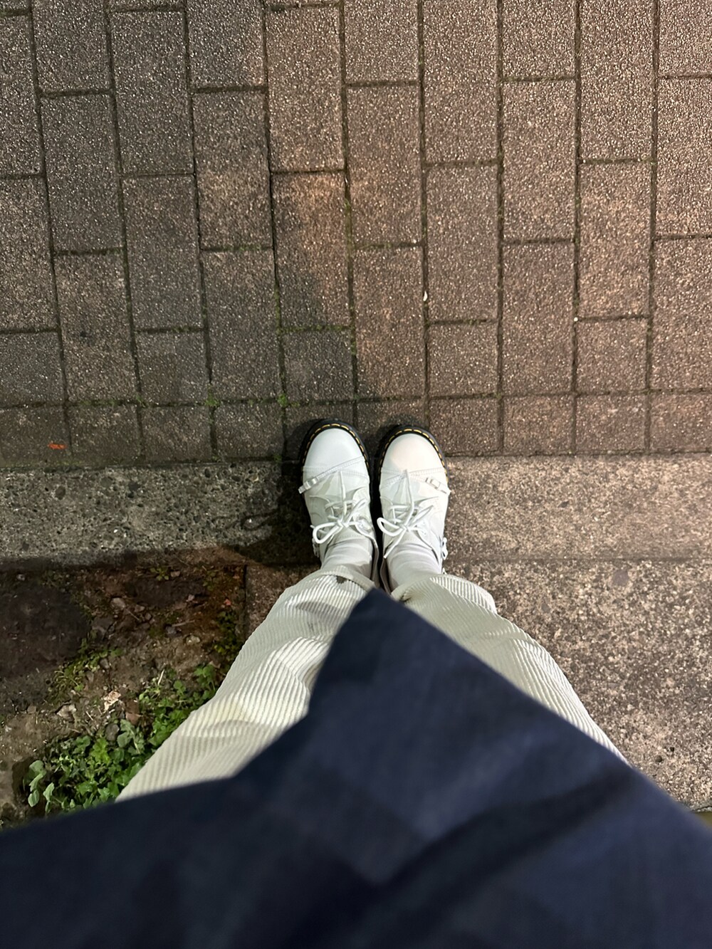 ブルー系のTシャツ/カットソー、ブルー系のカーディガン/ボレロ、ホワイト系のパンツを着用したレディースの冬コーディネートの3枚目の写真