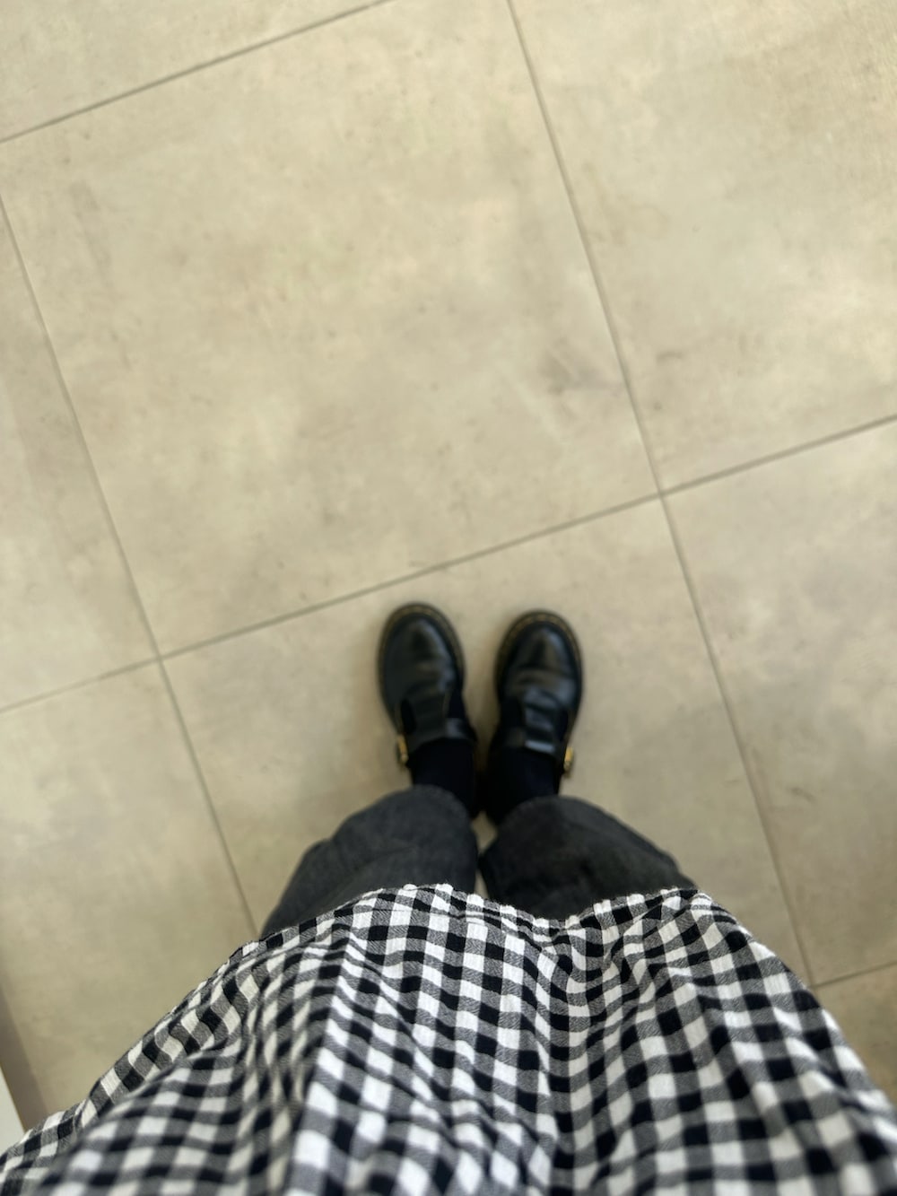 ブラック系のカーディガン/ボレロ、ブラック系のシャツ/ブラウス、ブラック系のデニムパンツを着用したレディースの春コーディネートの2枚目の写真