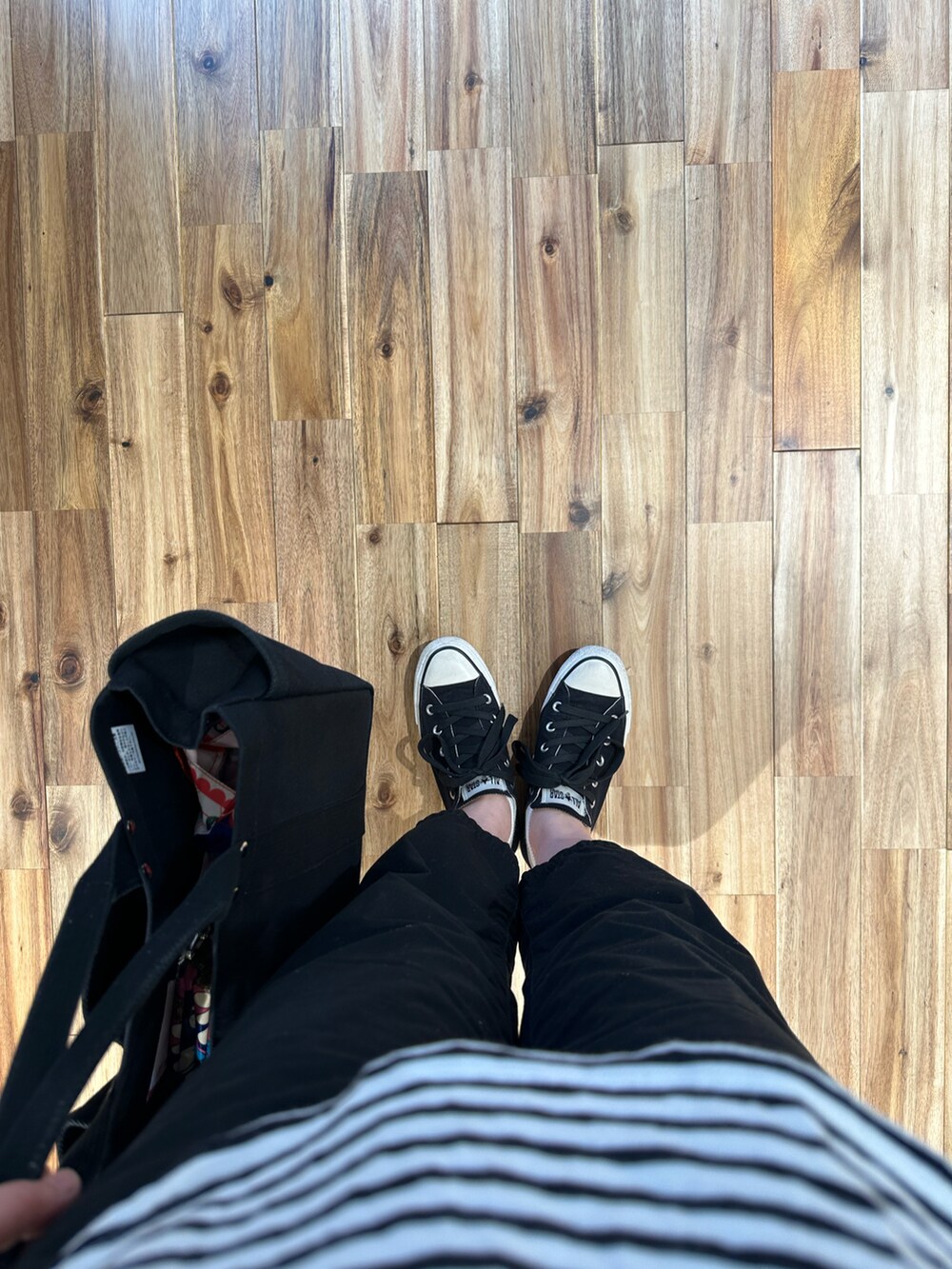 ホワイト系のTシャツ/カットソー、ブラック系のパンツ、ブラック系のスニーカーを着用したレディースの夏コーディネートの2枚目の写真