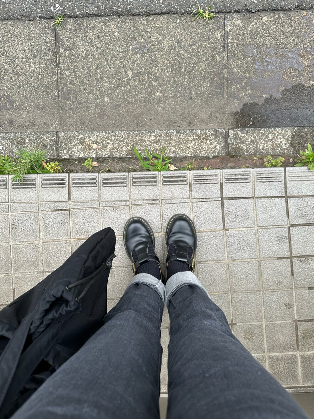 ブラック系のタンクトップ、イエロー系のノーカラージャケット、グレー系のデニムパンツを着用したレディースの夏コーディネートの2枚目の写真