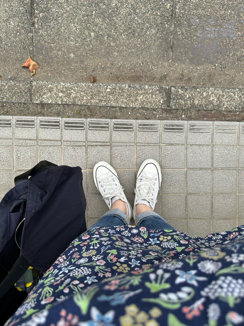 ブルー系のTシャツ/カットソー、ブルー系のチュニック、ブルー系のトートバッグを着用したレディースの秋コーディネートの2枚目の写真