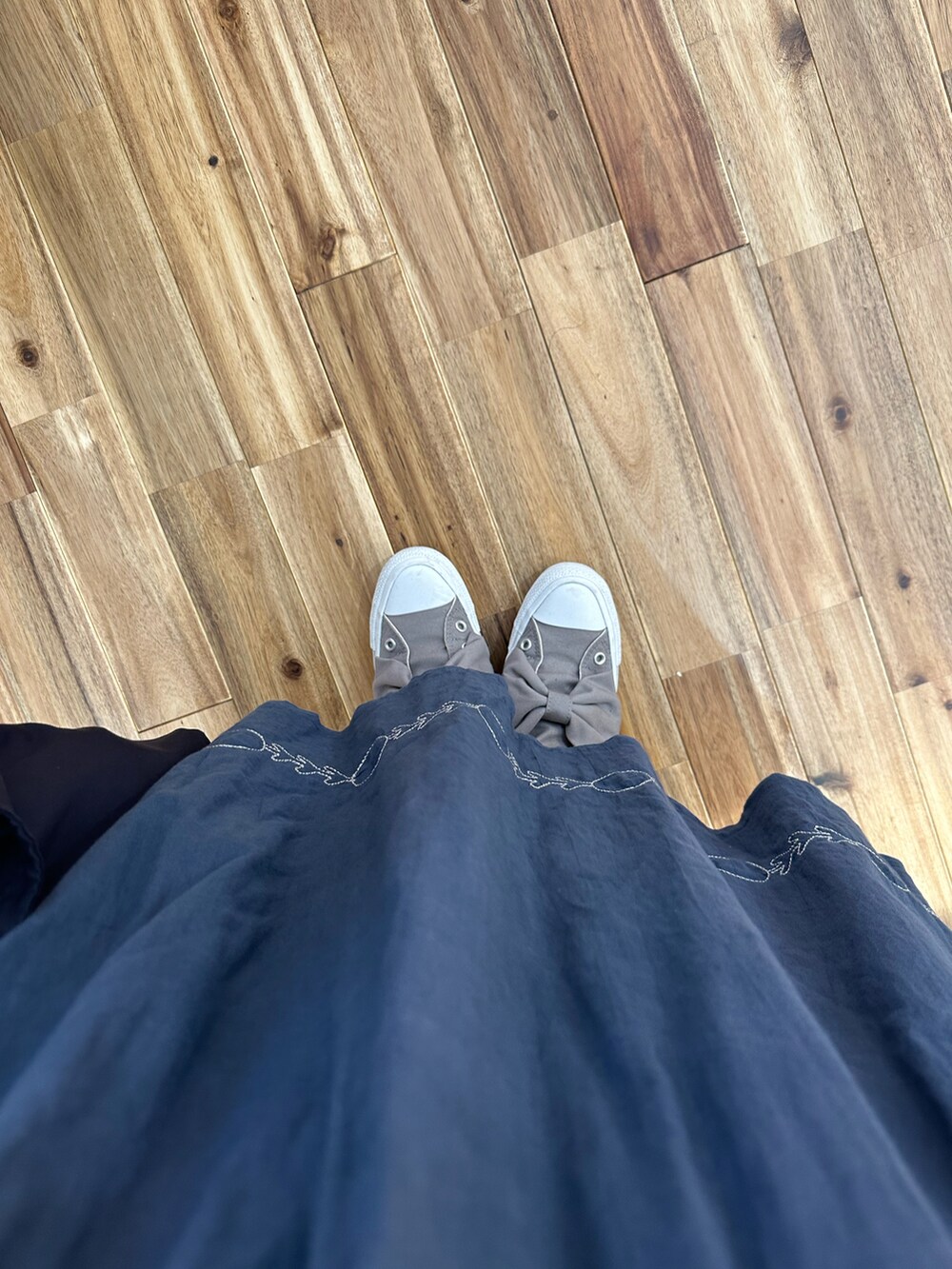 ブルー系のシャツ/ブラウス、ブルー系のスカート、グレー系のスニーカーを着用したレディースの春コーディネートの2枚目の写真