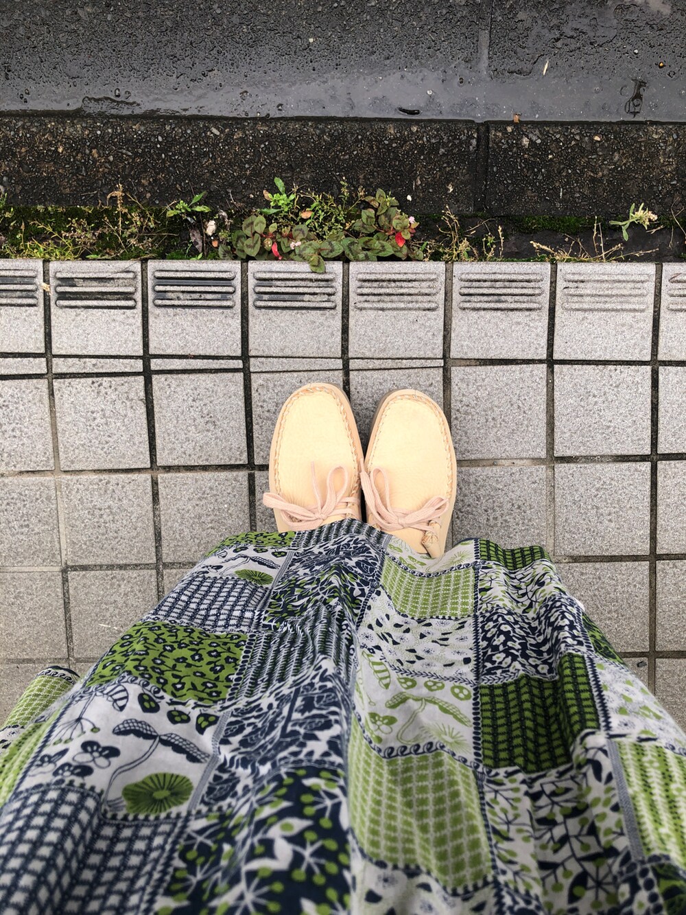 グリーン系のTシャツ/カットソー、ベージュ系のカーディガン/ボレロ、グリーン系のスカートを着用したレディースの夏コーディネートの2枚目の写真