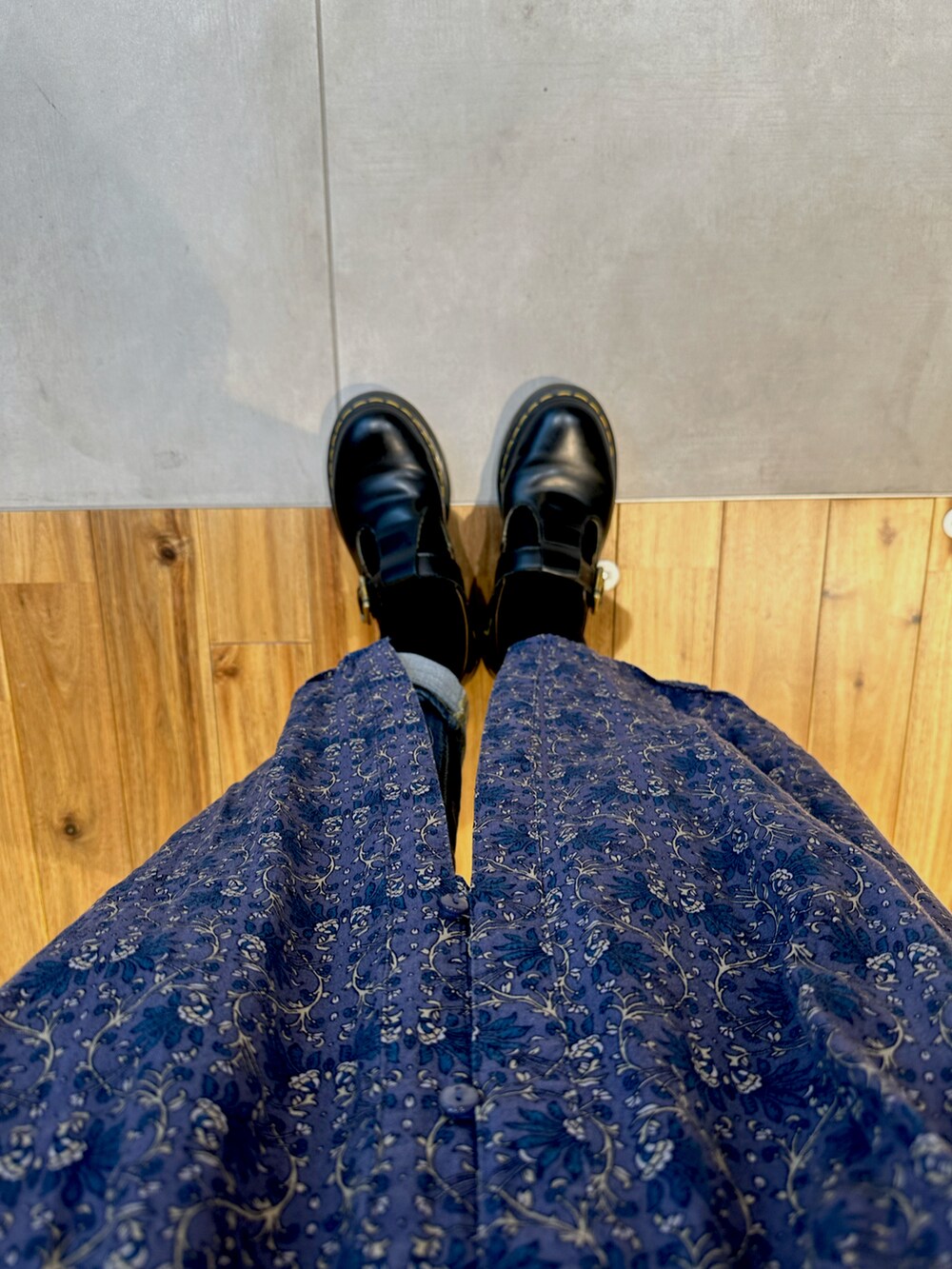 ブラック系のTシャツ/カットソー、ブルー系のワンピース、ブルー系のデニムパンツを着用したレディースの冬コーディネートの3枚目の写真