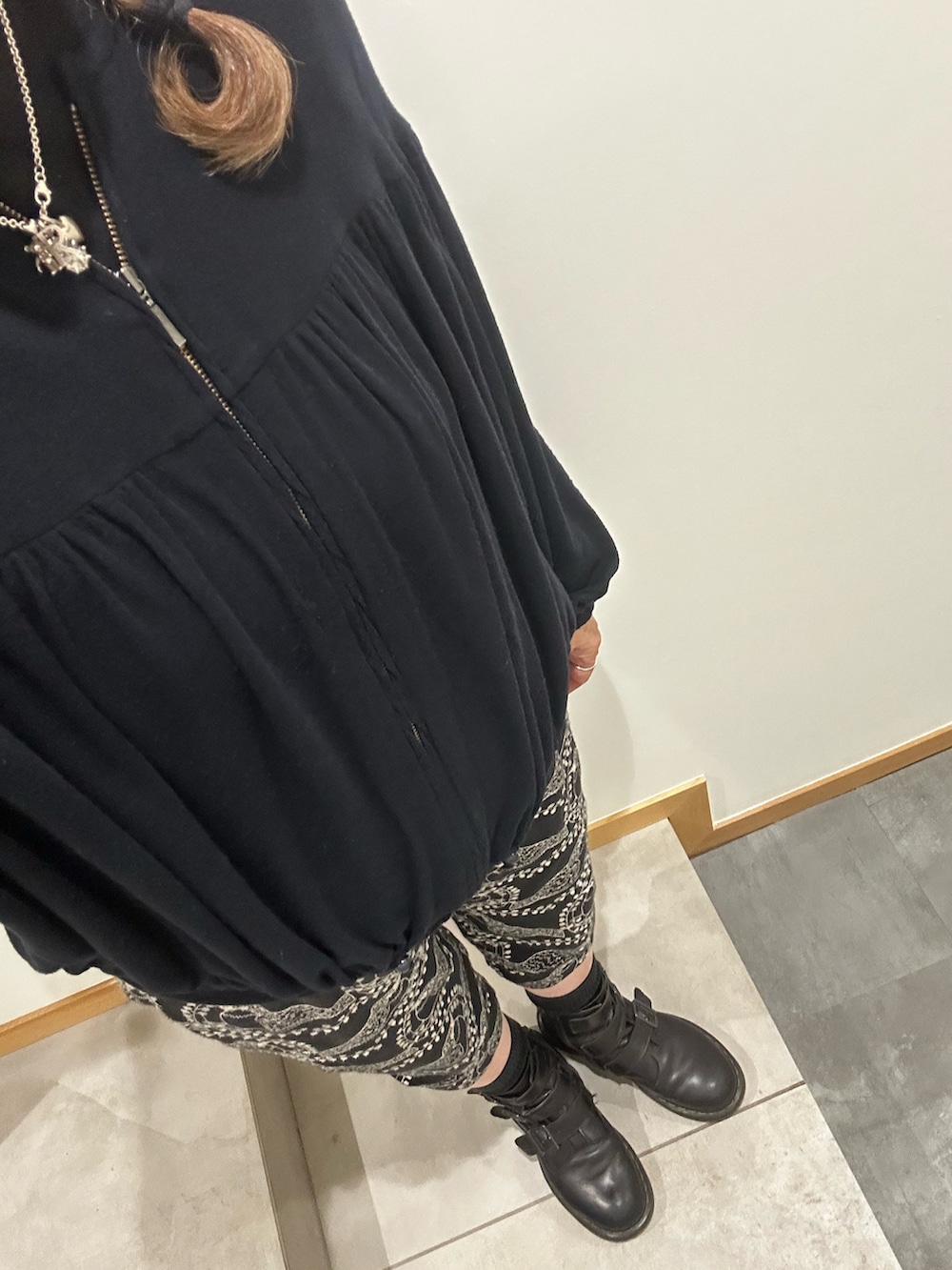 ブラック系のTシャツ/カットソー、ブラック系のカーディガン/ボレロ、ブラック系のその他パンツを着用したレディースの春コーディネートの2枚目の写真