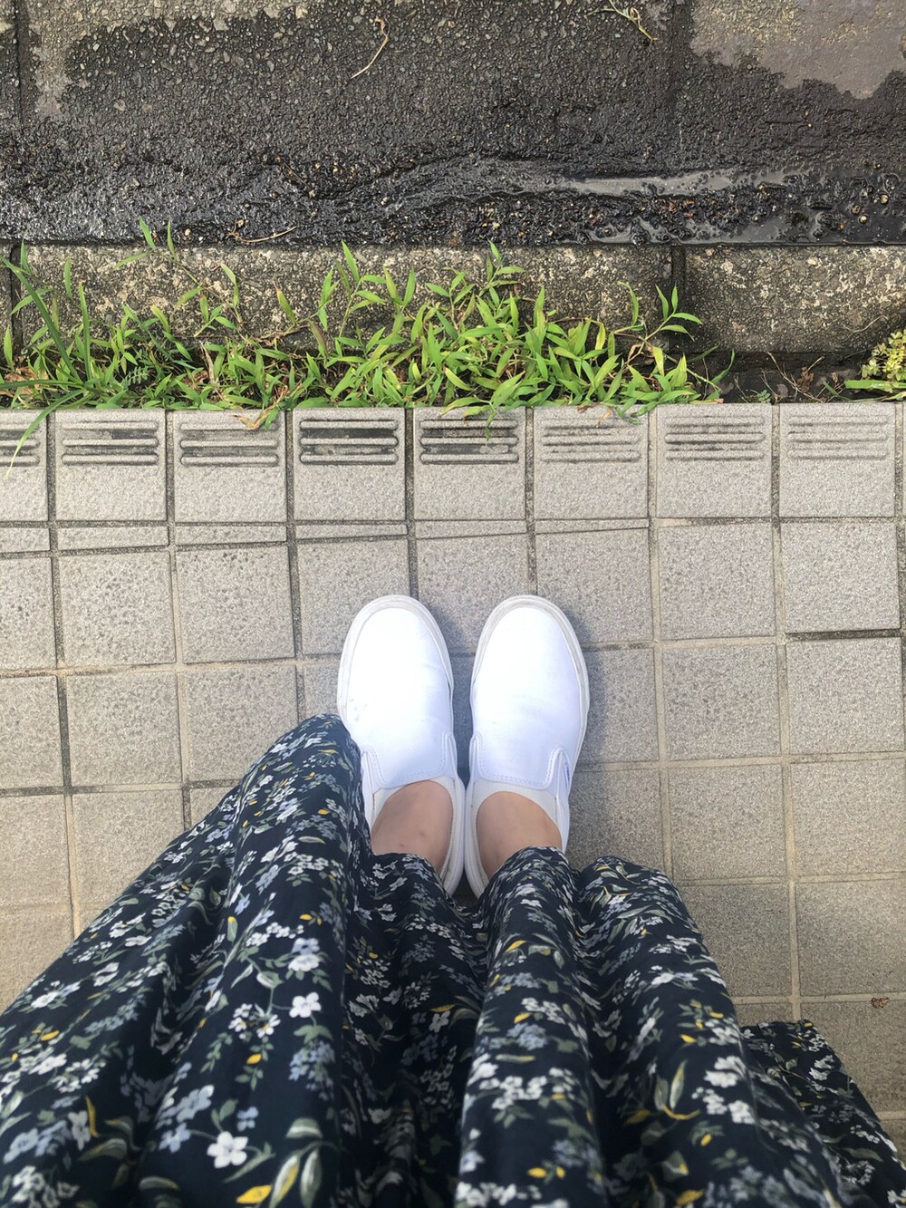 ブルー系のTシャツ/カットソー、ブルー系のカーディガン/ボレロ、ブルー系のスカートを着用したレディースの夏コーディネートの2枚目の写真