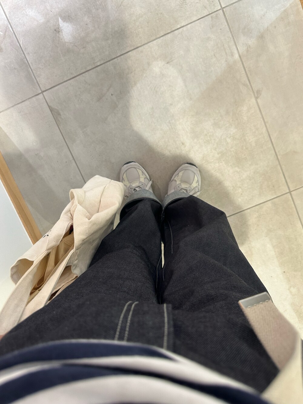 その他のTシャツ/カットソー、ブルー系のデニムパンツ、ベージュ系のトートバッグを着用したレディースの夏コーディネートの2枚目の写真