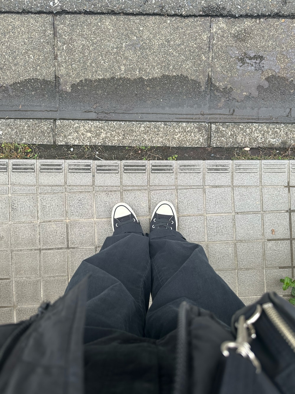 グレー系のTシャツ/カットソー、ブラック系のカーディガン/ボレロ、ブラック系のダウンベストを着用したレディースの秋コーディネートの2枚目の写真