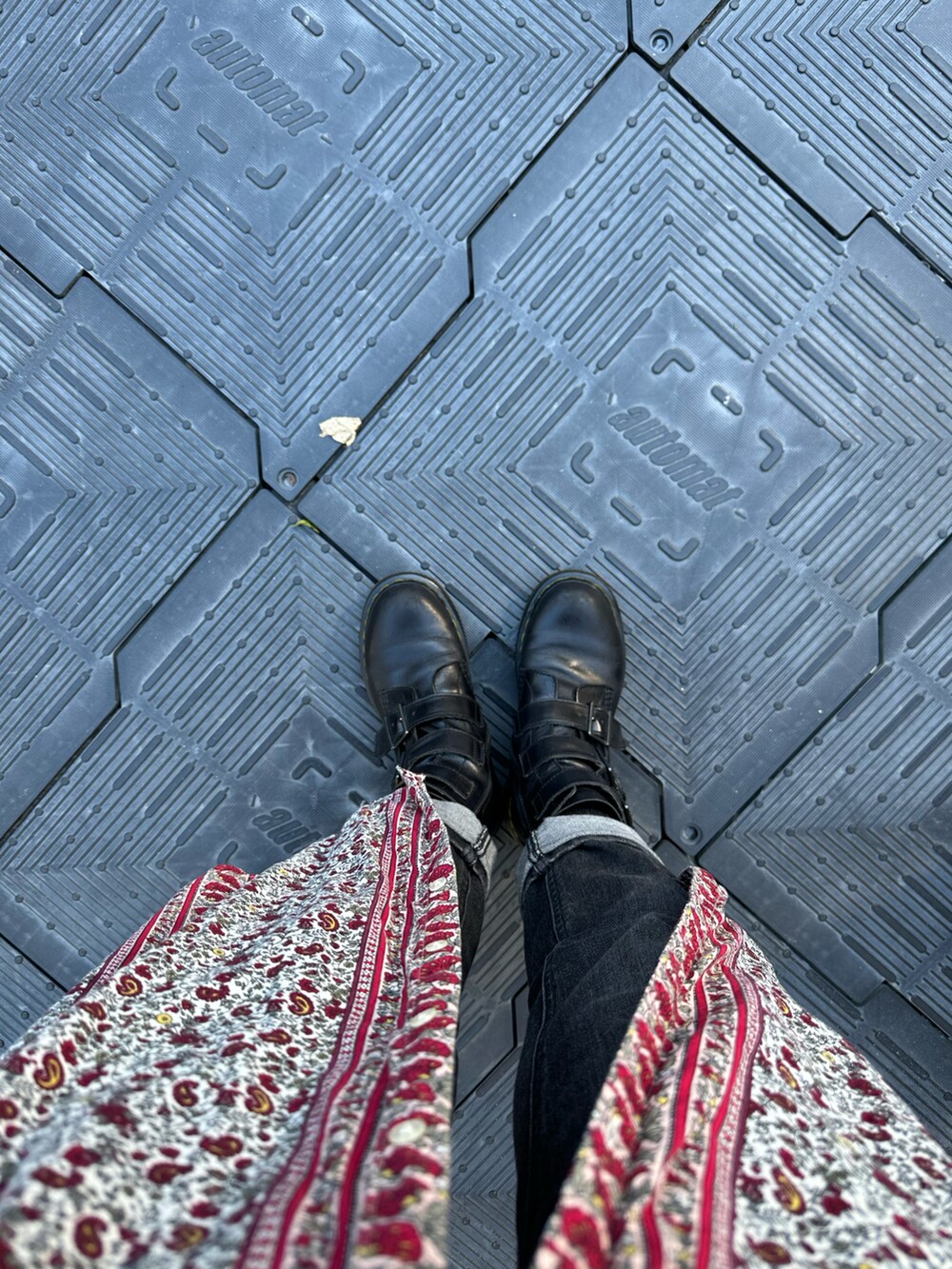 ブラック系のノーカラージャケット、レッド系のワンピース、レッド系のTシャツ/カットソーを着用したレディースの秋コーディネートの2枚目の写真