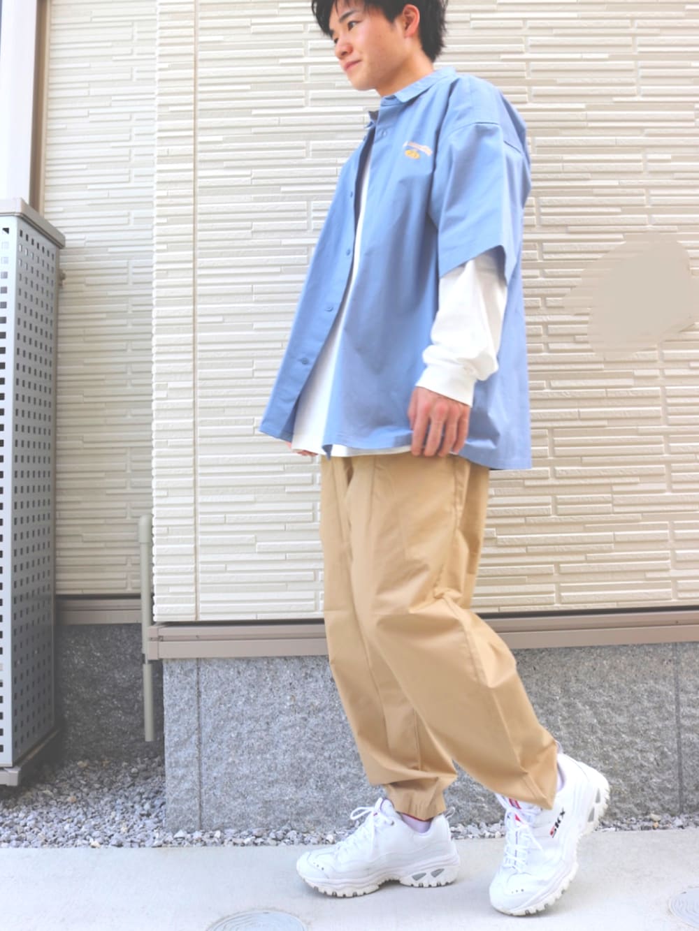 ベージュ系のパンツ、ホワイト系のスニーカー、ブルー系のシャツ/ブラウスを着用したメンズの春コーディネートの2枚目の写真