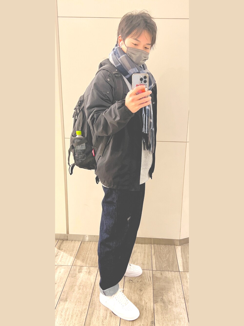 ブルー系のデニムパンツ、ホワイト系のスニーカー、グレー系のスウェットを着用したメンズの冬コーディネートの3枚目の写真