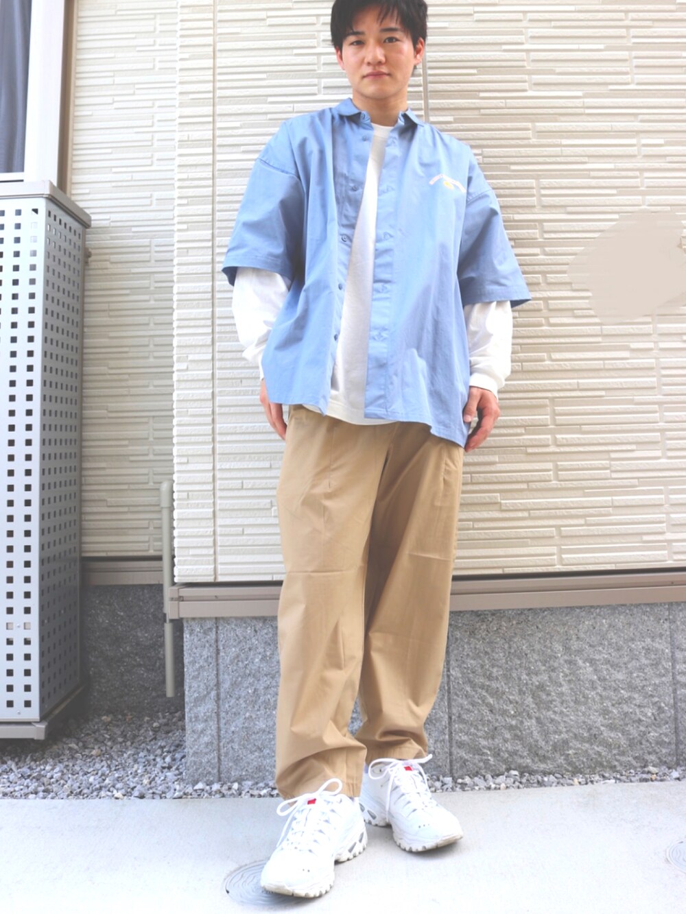 ベージュ系のパンツ、ホワイト系のスニーカー、ブルー系のシャツ/ブラウスを着用したメンズの春コーディネートの3枚目の写真