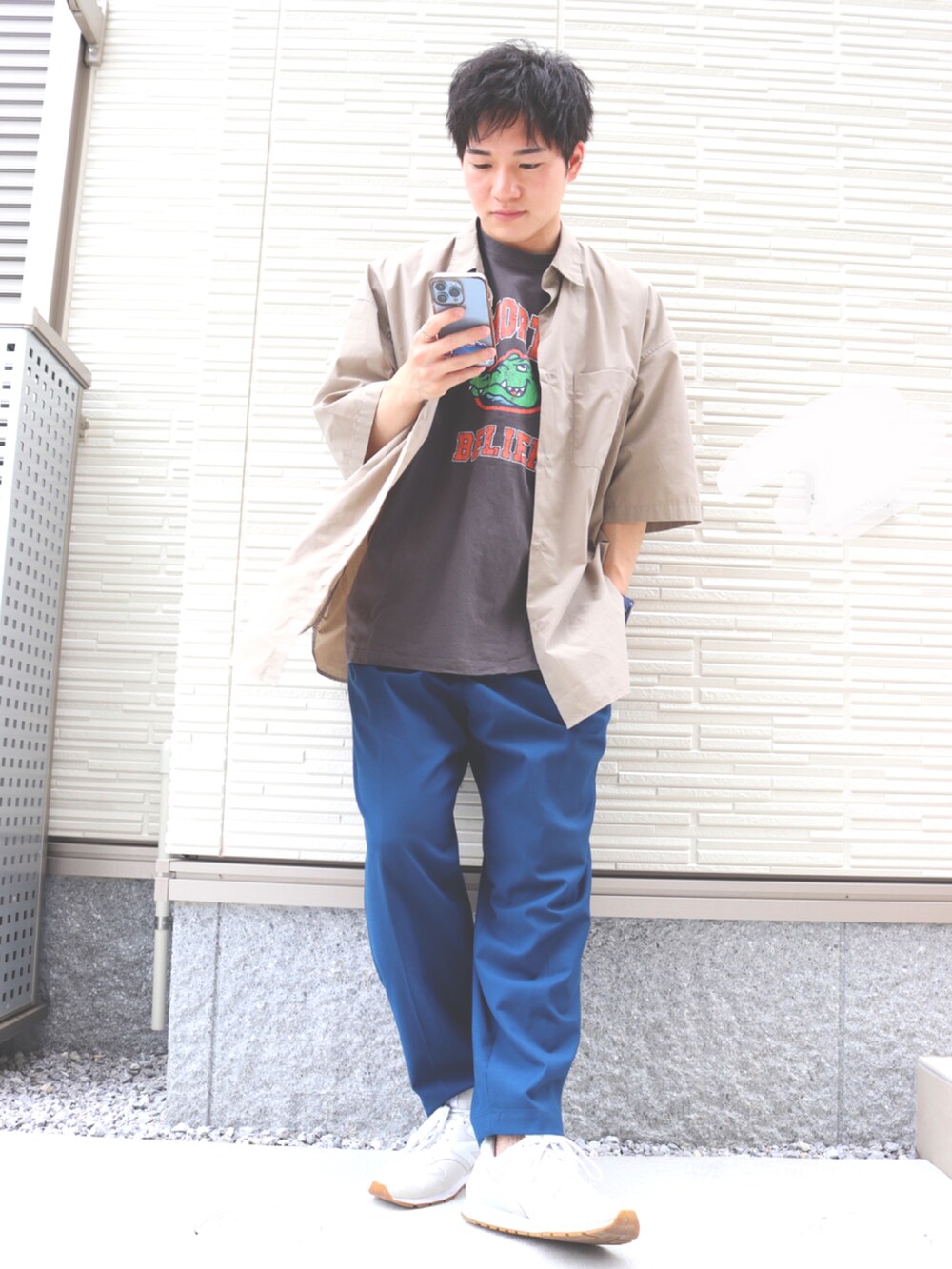グレー系のスニーカー、ブルー系のその他パンツ、ブラウン系のシャツ/ブラウスを着用したメンズの夏コーディネートの2枚目の写真