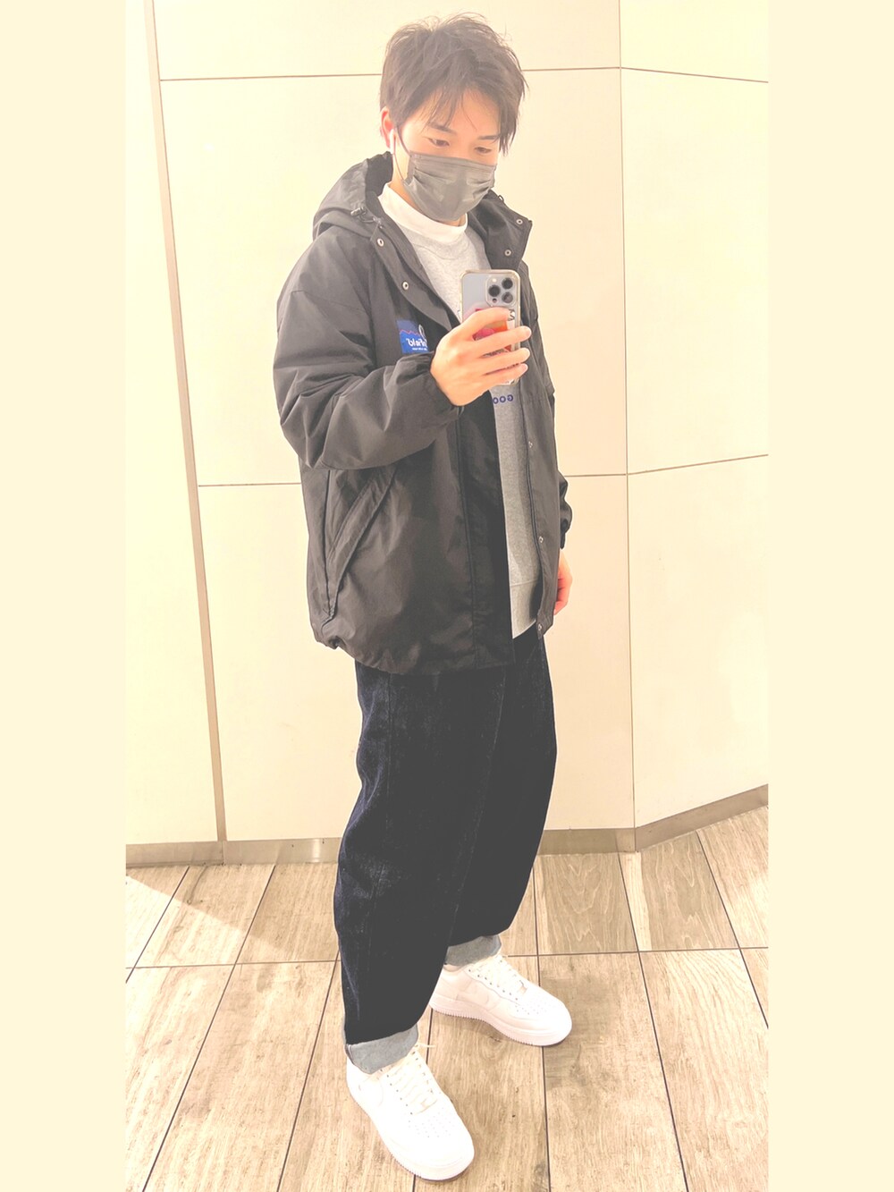 ブルー系のデニムパンツ、ホワイト系のスニーカー、グレー系のスウェットを着用したメンズの冬コーディネートの2枚目の写真