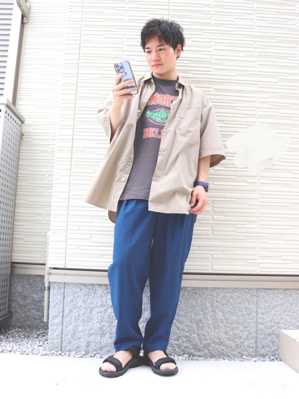 ブルー系のその他パンツ、ブラック系のサンダル、グレー系のTシャツ/カットソーを着用したメンズの夏コーディネートの2枚目の写真