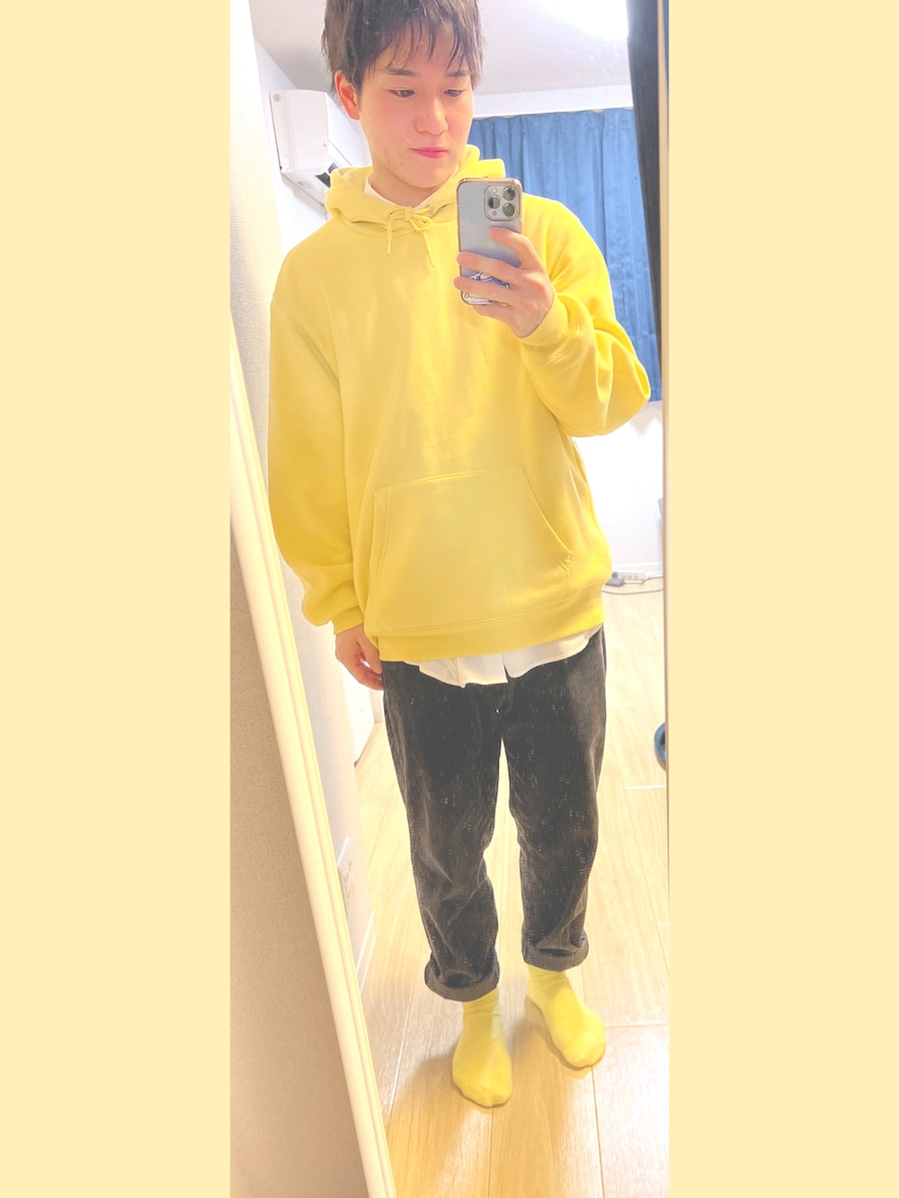 グレー系のパンツ、グレー系のジャケット/アウター、ホワイト系のスニーカーを着用したメンズの春コーディネートの2枚目の写真