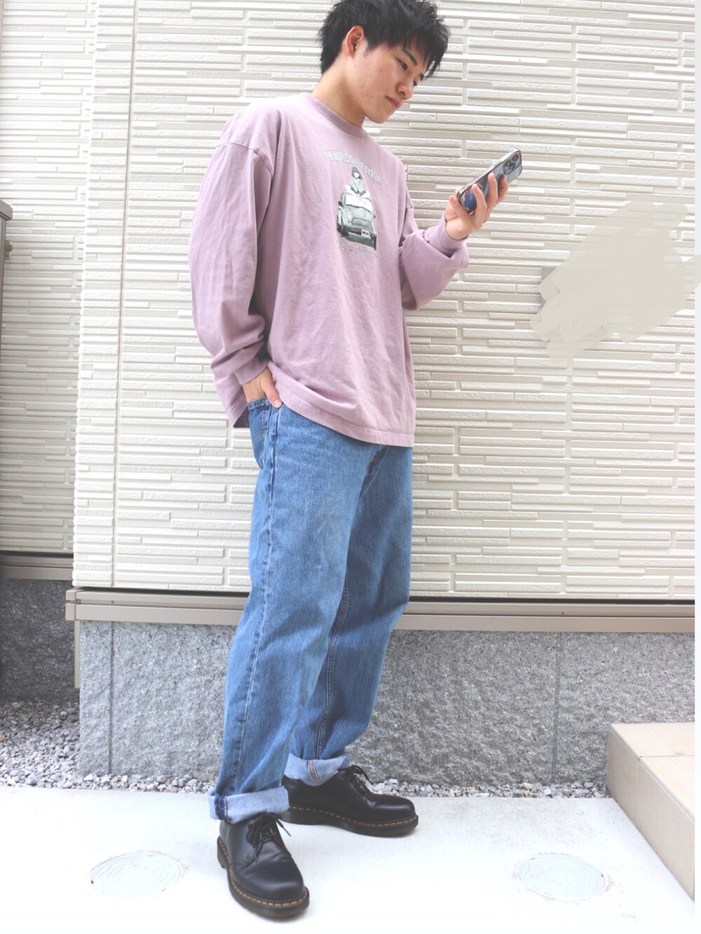 ブルー系のデニムパンツ、ブラック系のドレスシューズ、ブルー系のシャツ/ブラウスを着用したメンズの春コーディネートの2枚目の写真