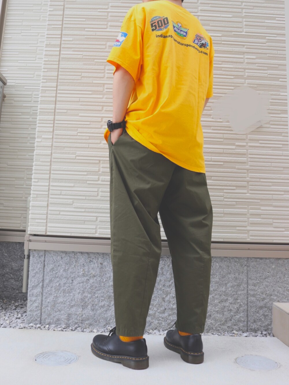 グリーン系のパンツ、ブラック系のドレスシューズ、その他のその他を着用したメンズの夏コーディネートの2枚目の写真