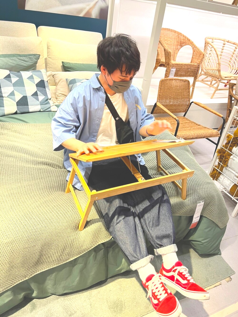 ブルー系のデニムパンツ、レッド系のスニーカー、ブルー系のシャツ/ブラウスを着用したメンズの夏コーディネートの2枚目の写真