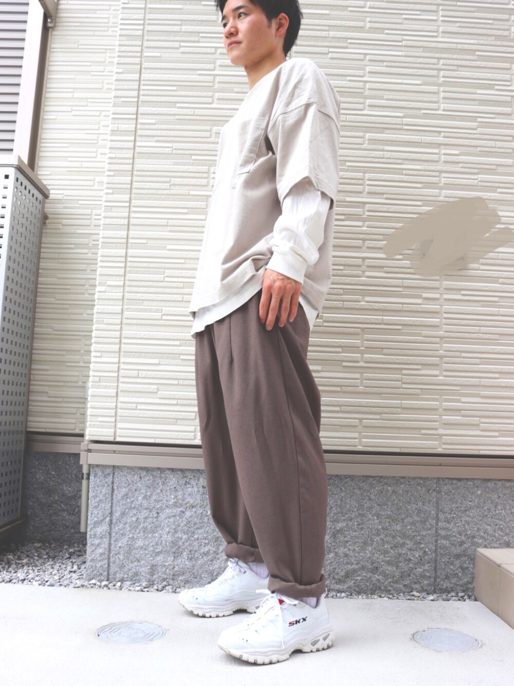 ブラウン系のパンツ、ホワイト系のスニーカー、グレー系のTシャツ/カットソーを着用したメンズの夏コーディネートの2枚目の写真
