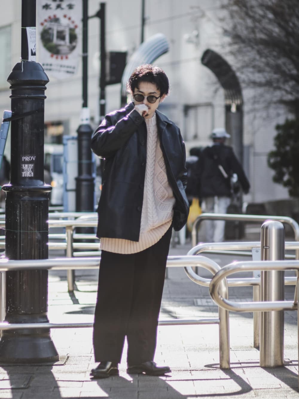 ブラック系のブルゾン、ホワイト系のニット/セーターを着用したメンズの冬コーディネートの4枚目の写真