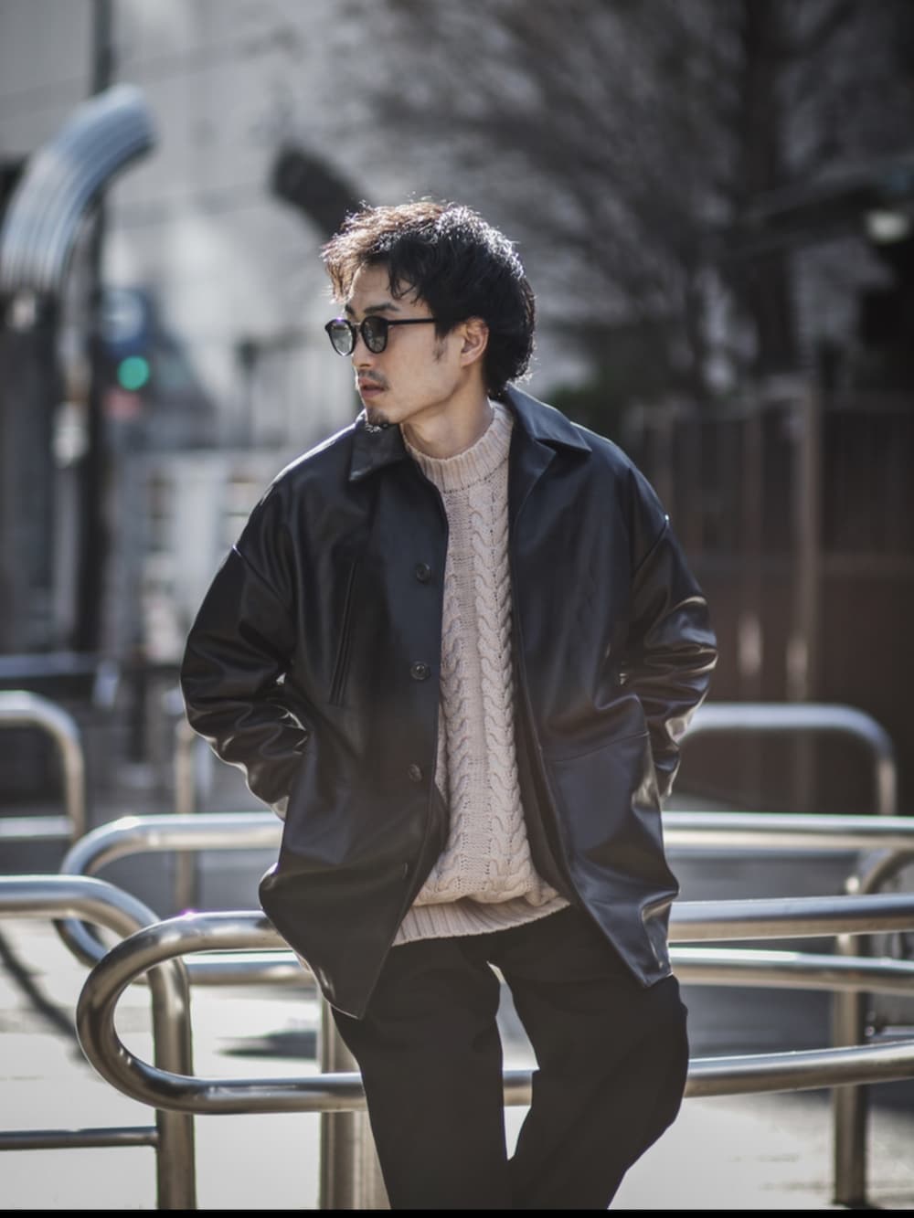 ブラック系のブルゾン、ホワイト系のニット/セーターを着用したメンズの冬コーディネートの3枚目の写真