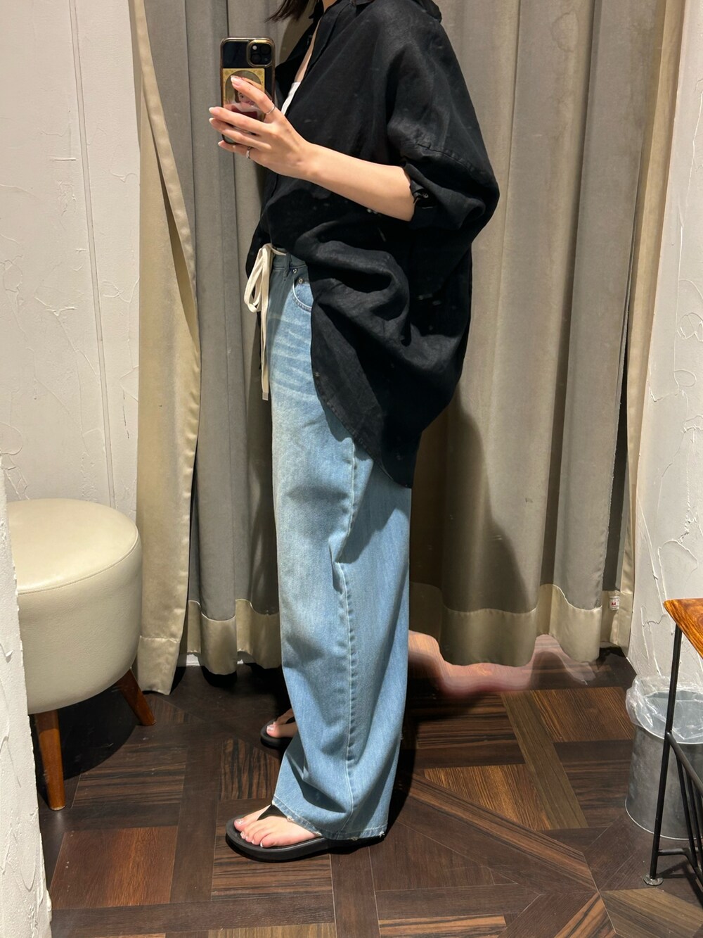 ブラック系のシャツ/ブラウス、ブルー系のデニムパンツを着用したレディースの夏コーディネートの6枚目の写真