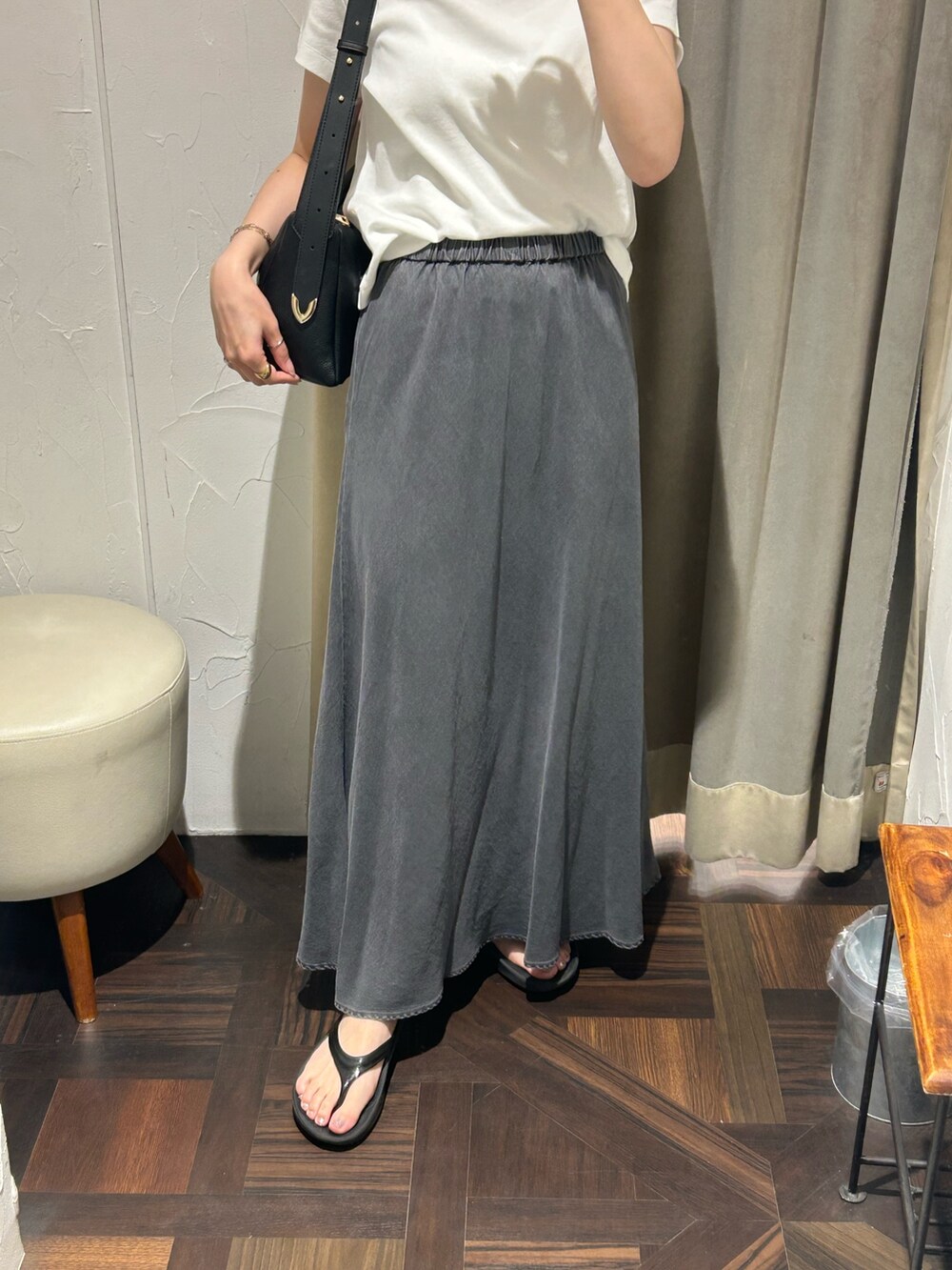 ブラック系のスカート、ブラック系のボディバッグ/ウエストポーチ、ホワイト系のTシャツ/カットソーを着用したレディースの夏コーディネートの4枚目の写真