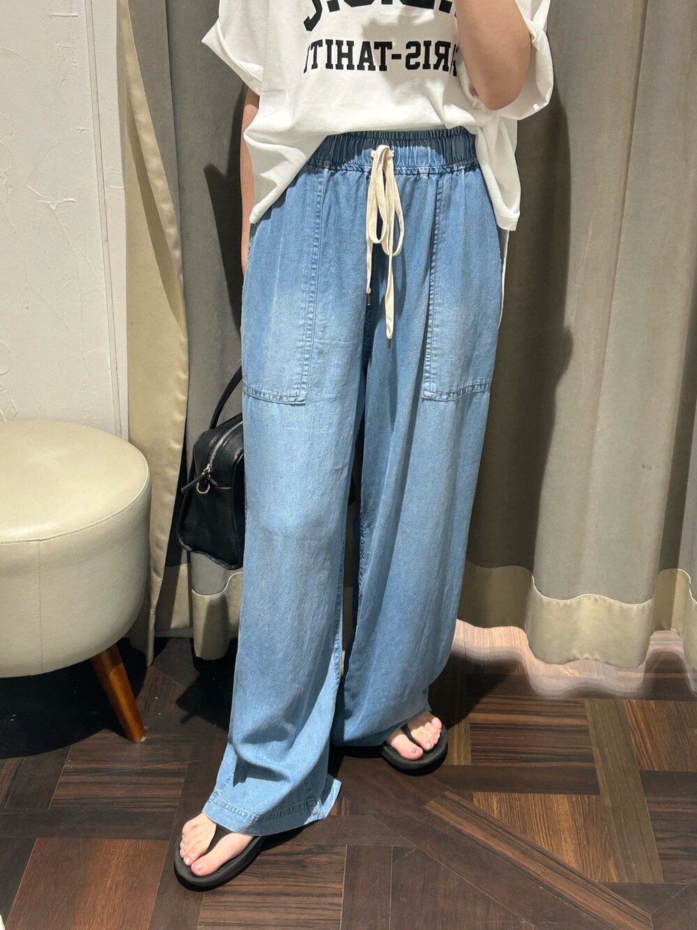 ホワイト系のTシャツ/カットソー、ブルー系のその他パンツを着用したレディースの夏コーディネートの5枚目の写真