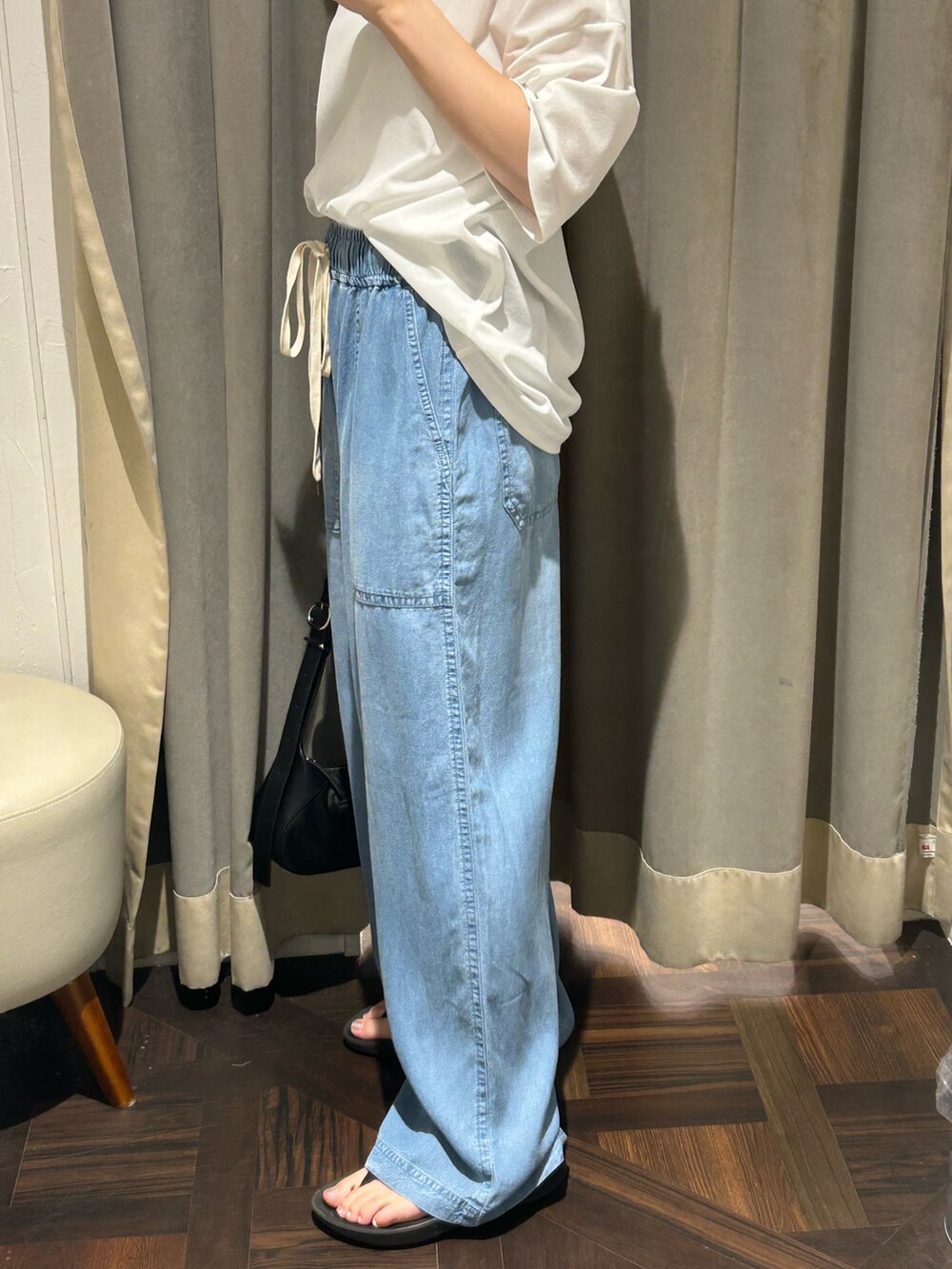 ホワイト系のTシャツ/カットソー、ブルー系のその他パンツを着用したレディースの夏コーディネートの6枚目の写真