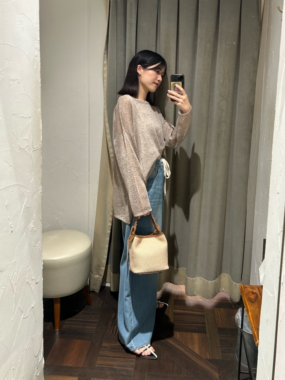 ブラウン系のニット/セーター、ブルー系のデニムパンツを着用したレディースの夏コーディネートの2枚目の写真