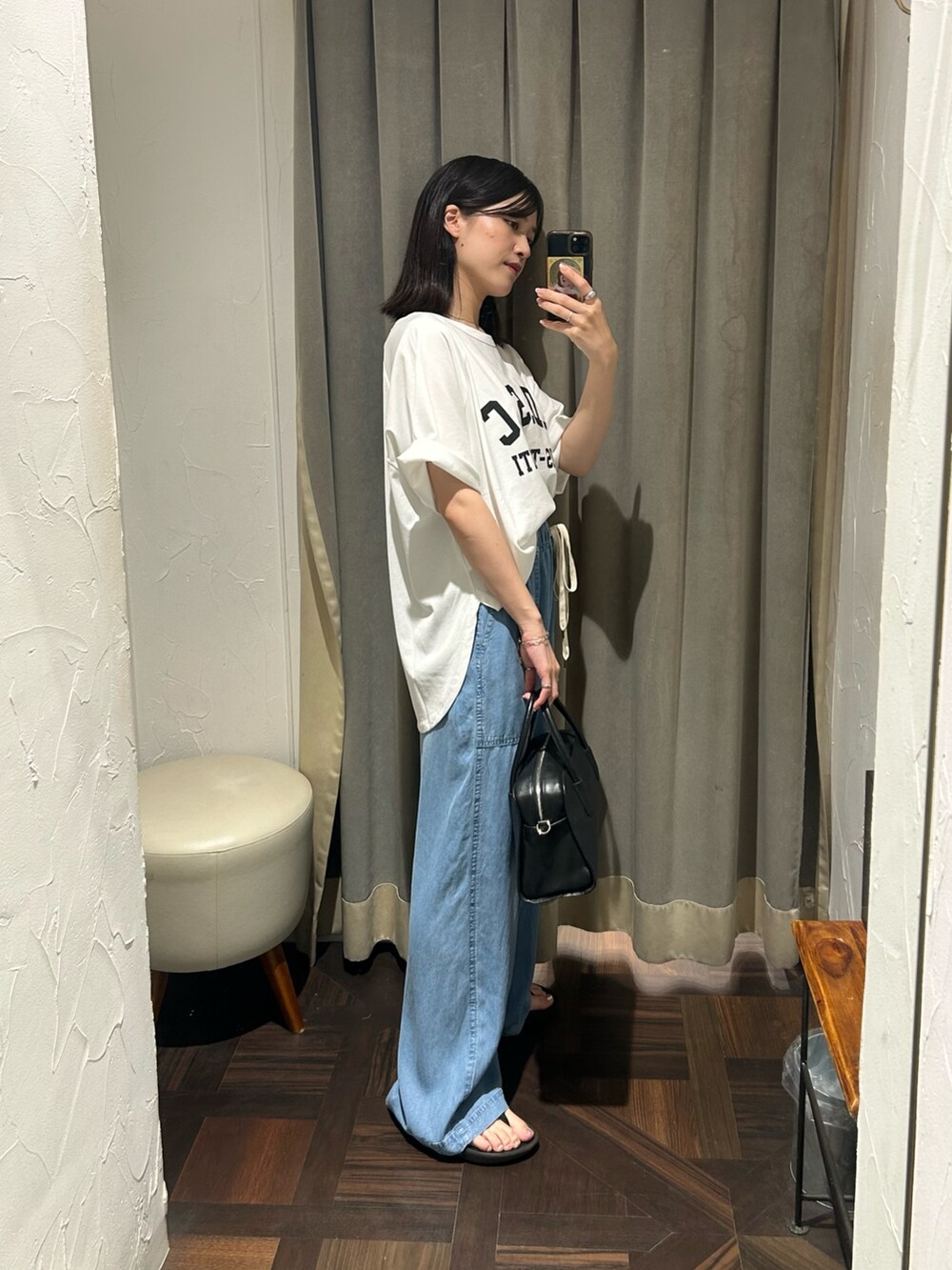 ホワイト系のTシャツ/カットソー、ブルー系のその他パンツを着用したレディースの夏コーディネートの2枚目の写真