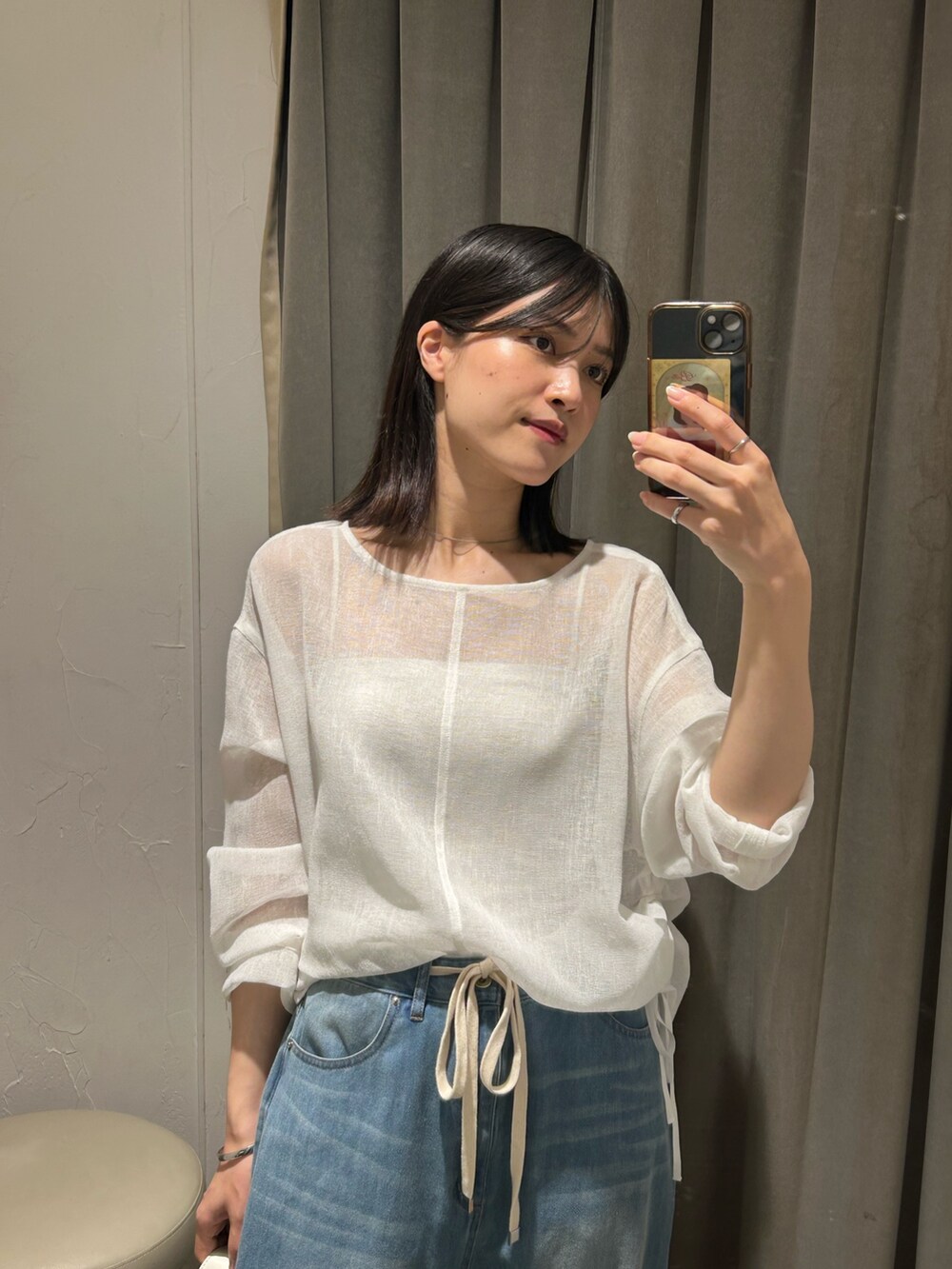 ホワイト系のシャツ/ブラウス、ブルー系のデニムパンツ、ホワイト系のボディバッグ/ウエストポーチを着用したレディースの夏コーディネートの3枚目の写真