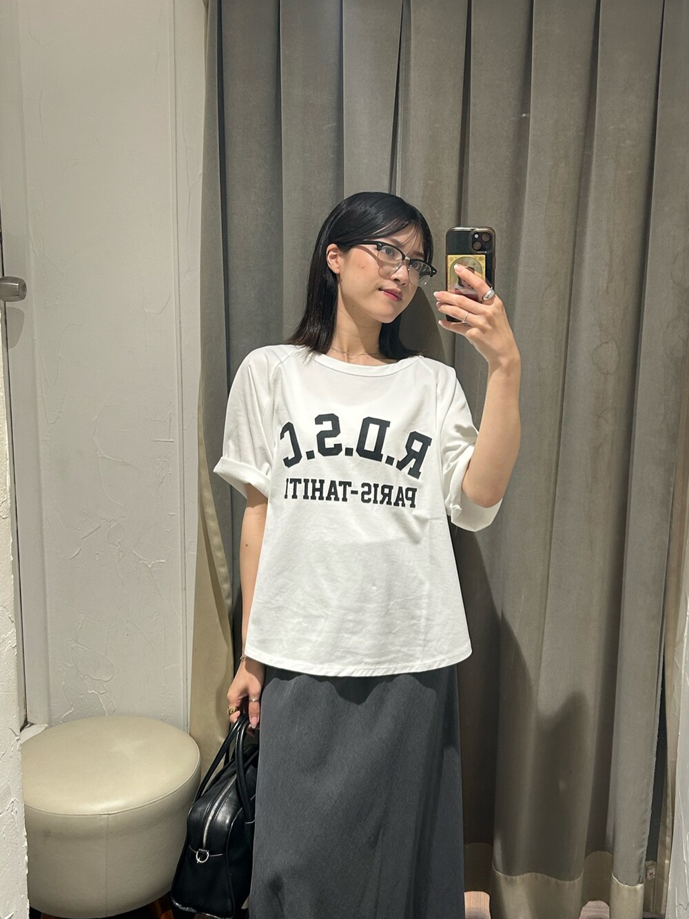 ホワイト系のTシャツ/カットソー、ブラック系のスカート、ブラック系のサングラスを着用したレディースの夏コーディネートの3枚目の写真