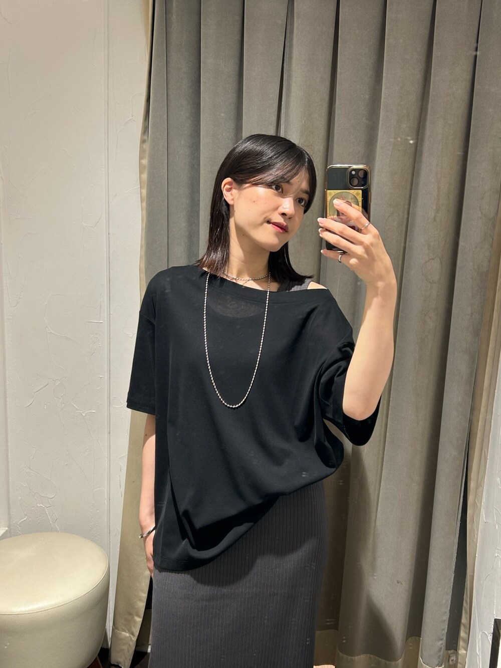 ブラック系のTシャツ/カットソー、グレー系のワンピース、シルバー系のネックレスを着用したレディースの夏コーディネートの3枚目の写真