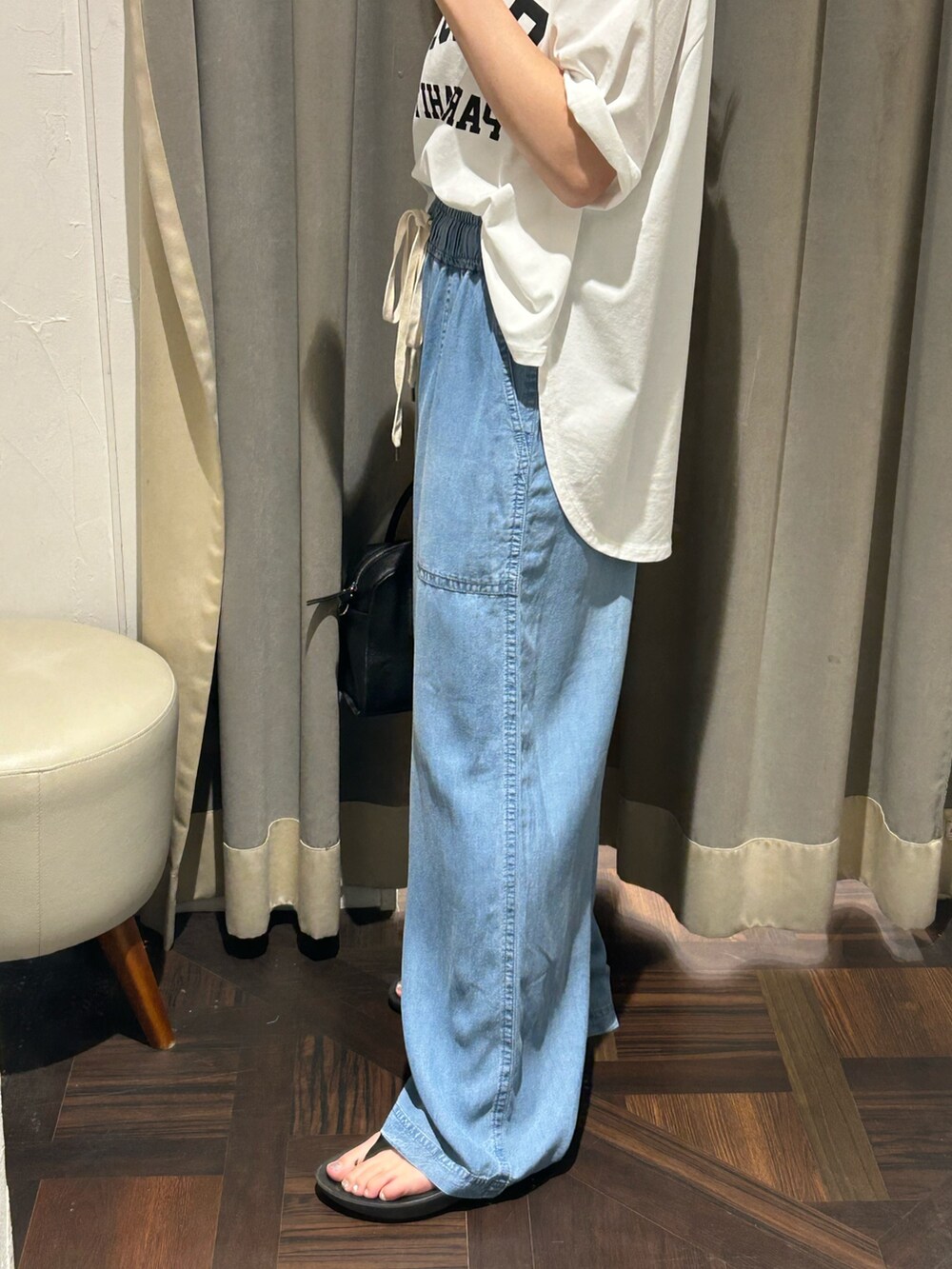 ホワイト系のTシャツ/カットソー、ブルー系のその他パンツを着用したレディースの夏コーディネートの6枚目の写真