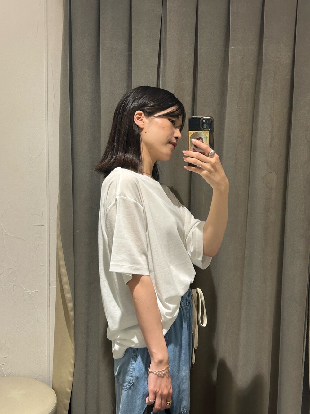 ホワイト系のTシャツ/カットソー、ブルー系のその他パンツを着用したレディースの夏コーディネートの4枚目の写真