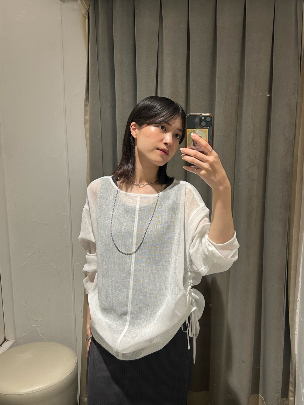 ホワイト系のシャツ/ブラウス、グレー系のワンピース、シルバー系のネックレスを着用したレディースの夏コーディネートの3枚目の写真