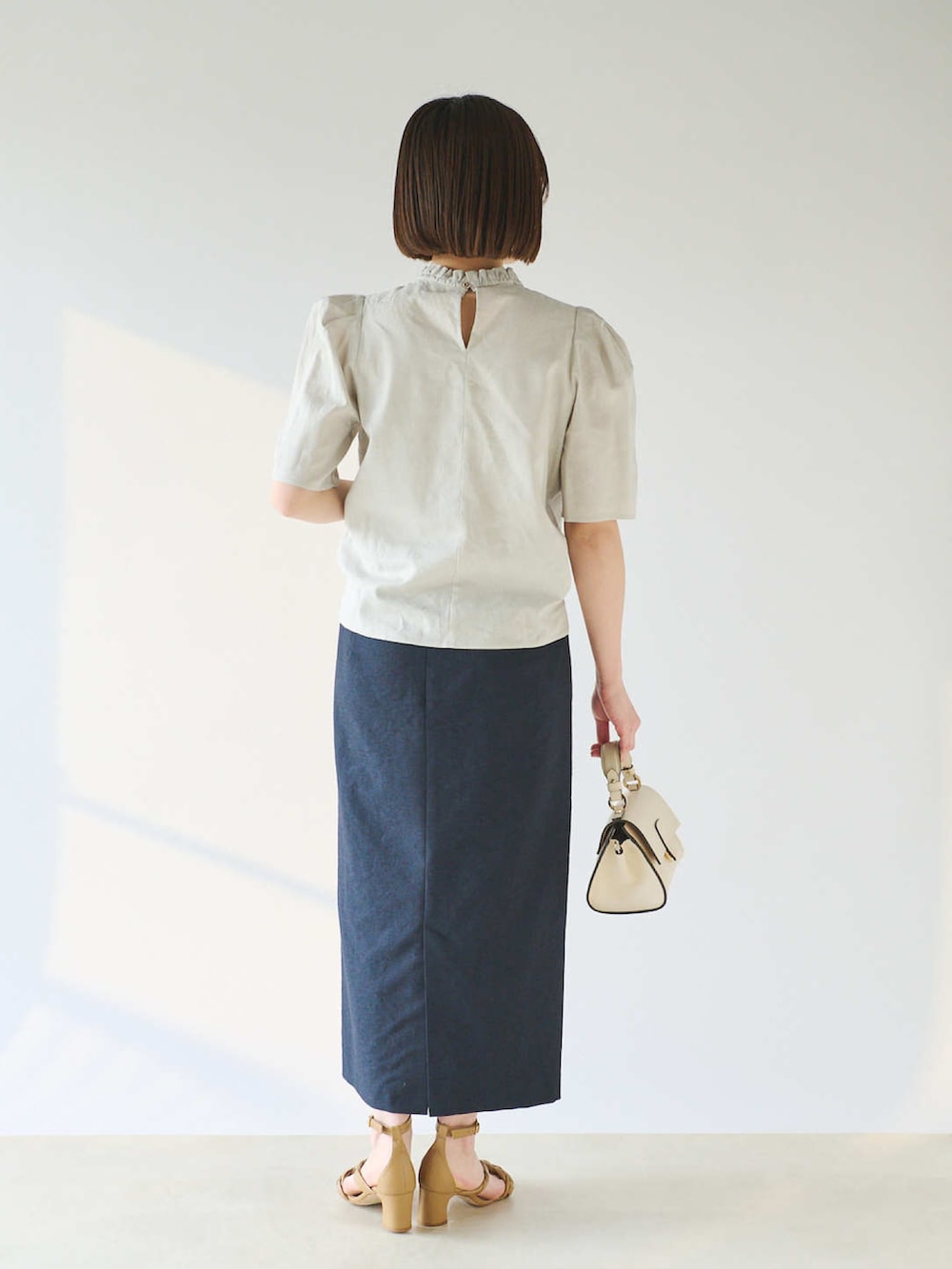 グレー系のシャツ/ブラウス、ホワイト系のショルダーバッグ、ブルー系のスカートを着用したレディースの春コーディネートの3枚目の写真