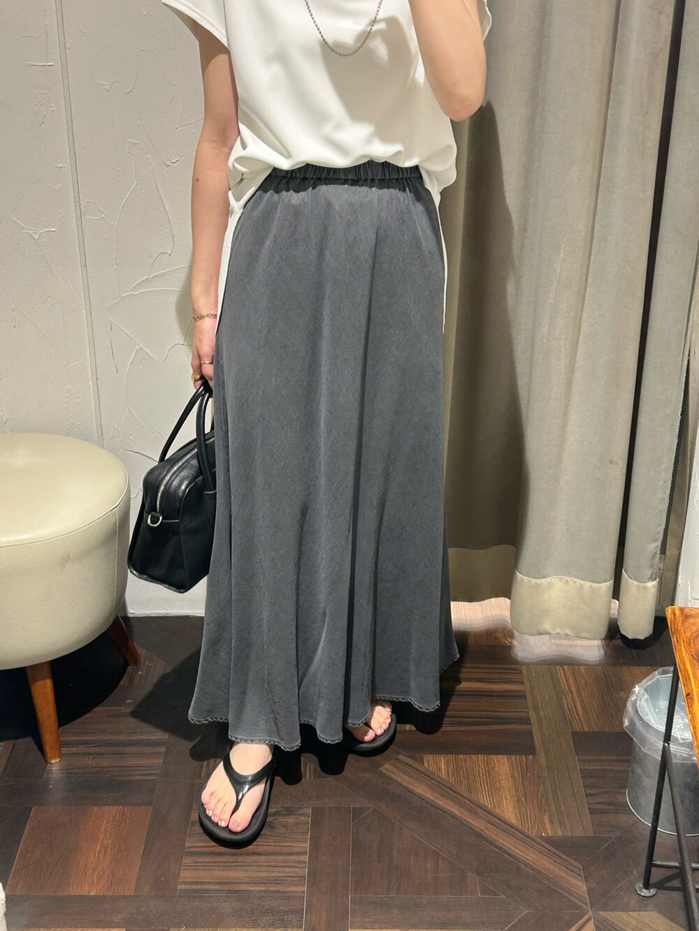 ホワイト系のTシャツ/カットソー、ブラック系のスカート、シルバー系のネックレスを着用したレディースの夏コーディネートの5枚目の写真